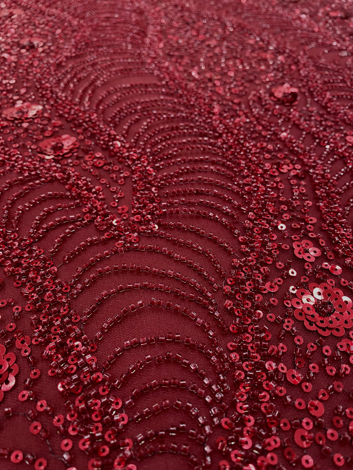 Dantela Couture Bordeaux geometriai mintával és virágokkal, gyöngyökkel és flitterekkel