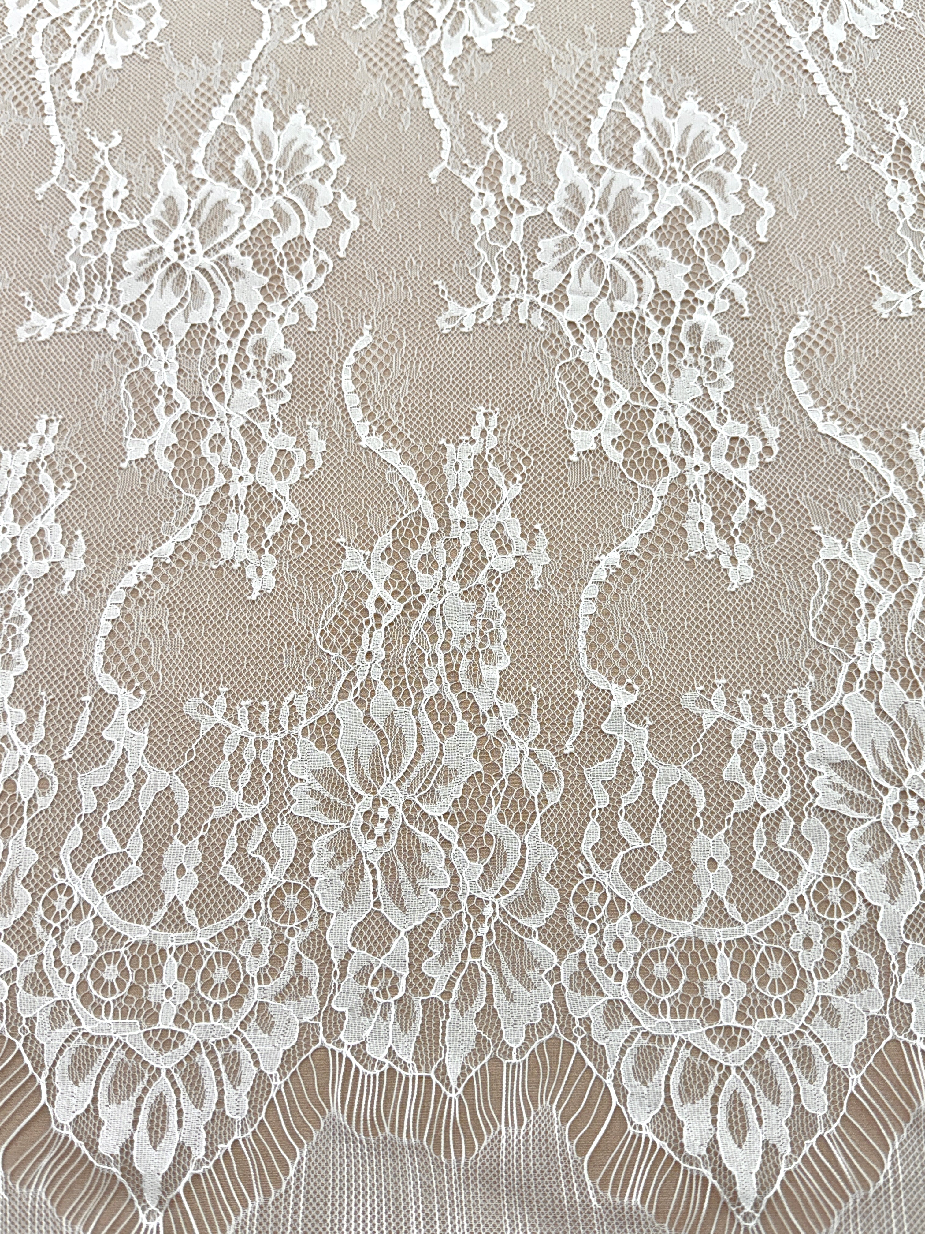Csipke Chantilly Ivory - 3 m darab