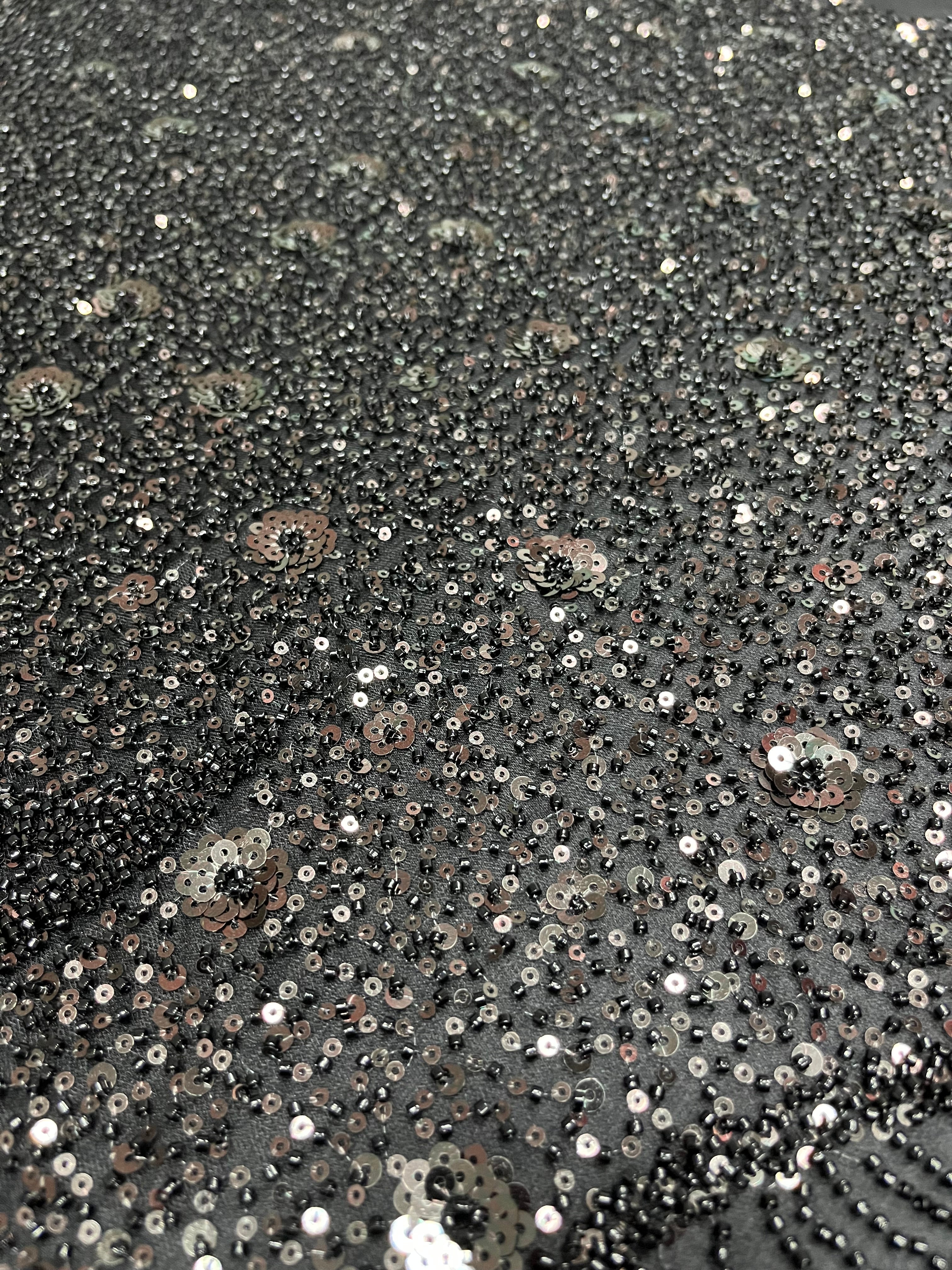 Fekete Couture Csipke Geometriai Mintával és Virágokkal, Gyöngyökkel és Flitterekkel