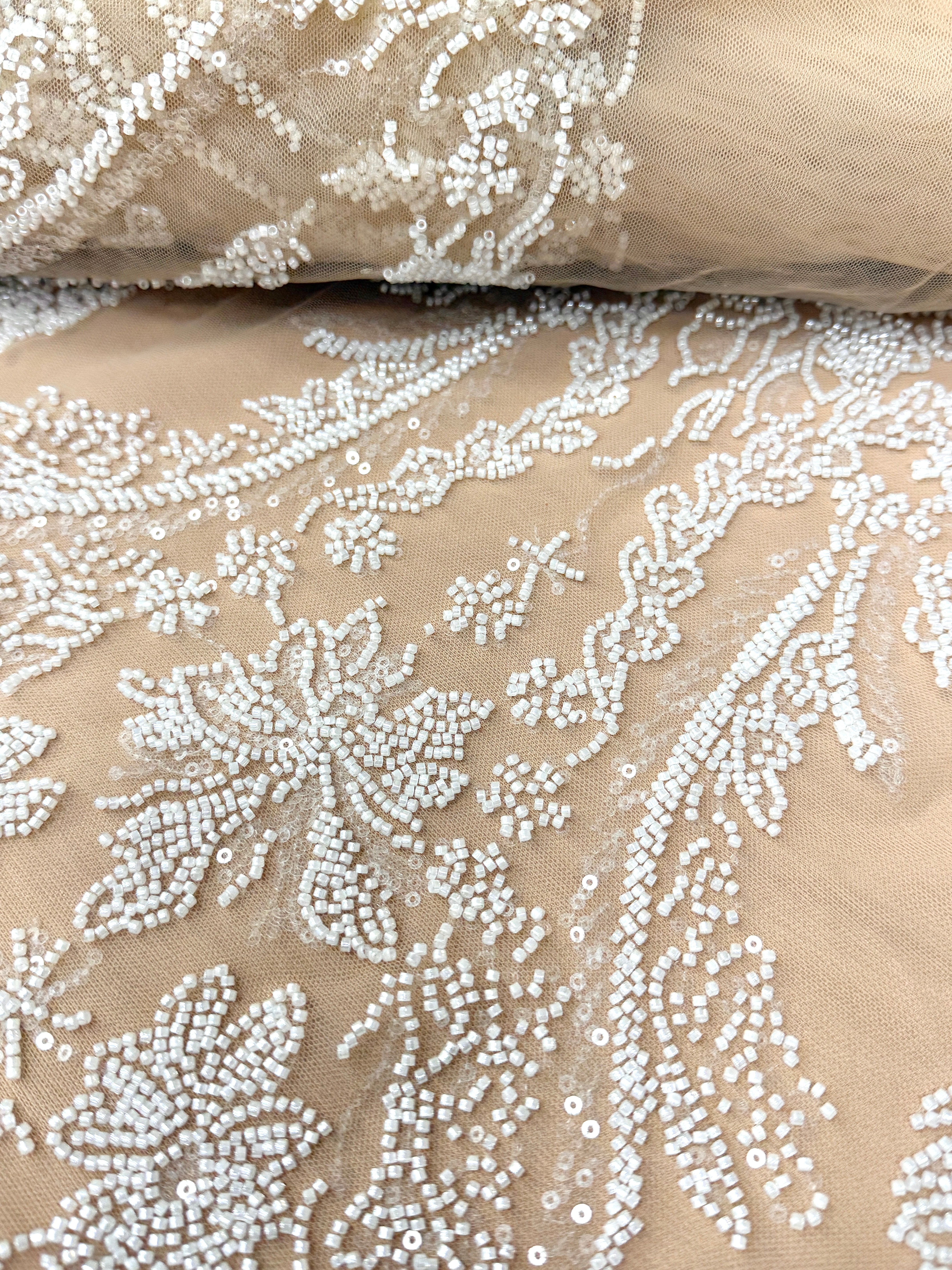 Csipke Couture elefántcsont tüllön, nude alapon, virágmintás, gyöngyökkel és flitterekkel