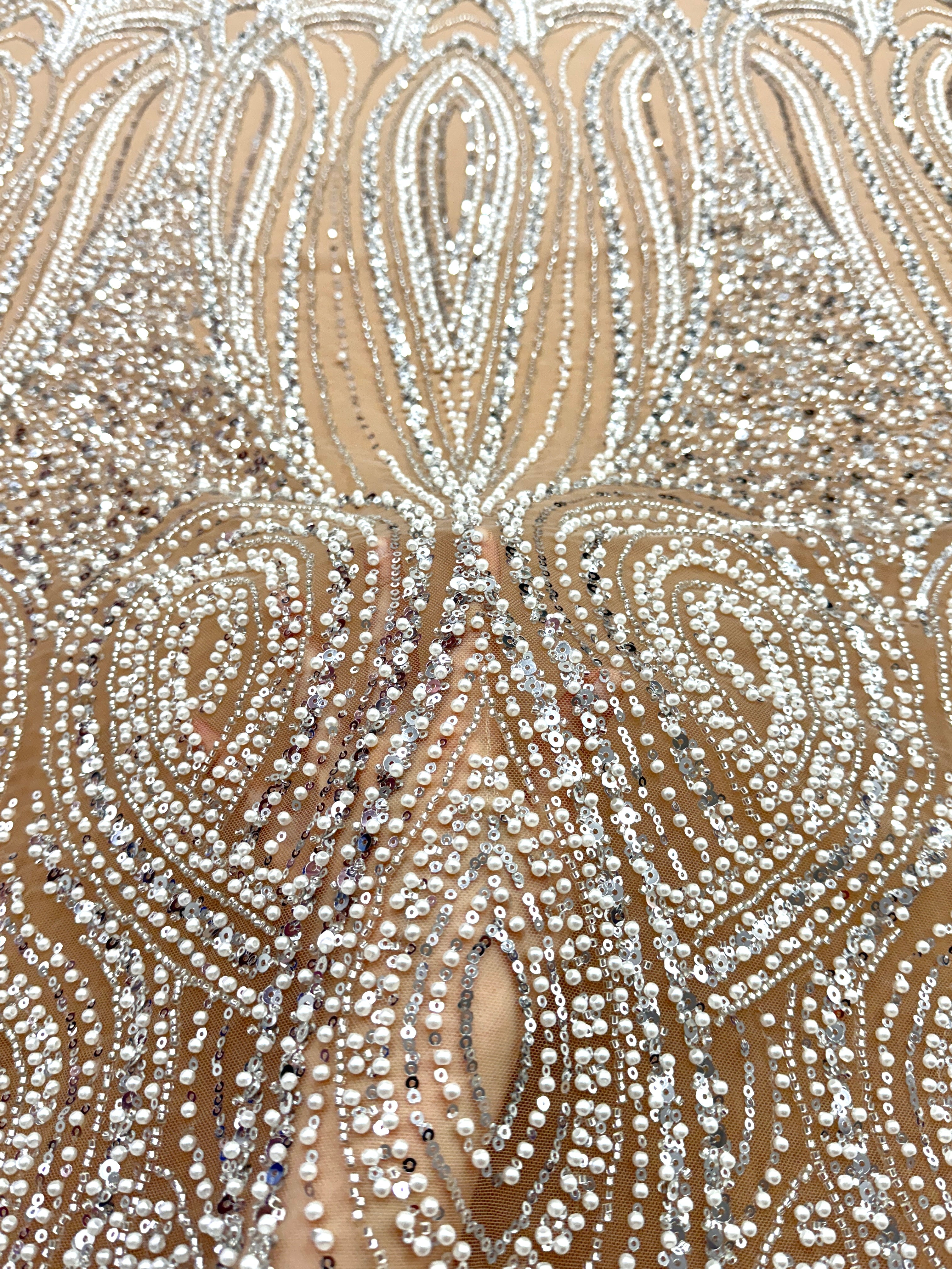 Dantela Couture Argintie pe Tulle Nude cu Model Geometric, cu Perle, Margele si Paiete