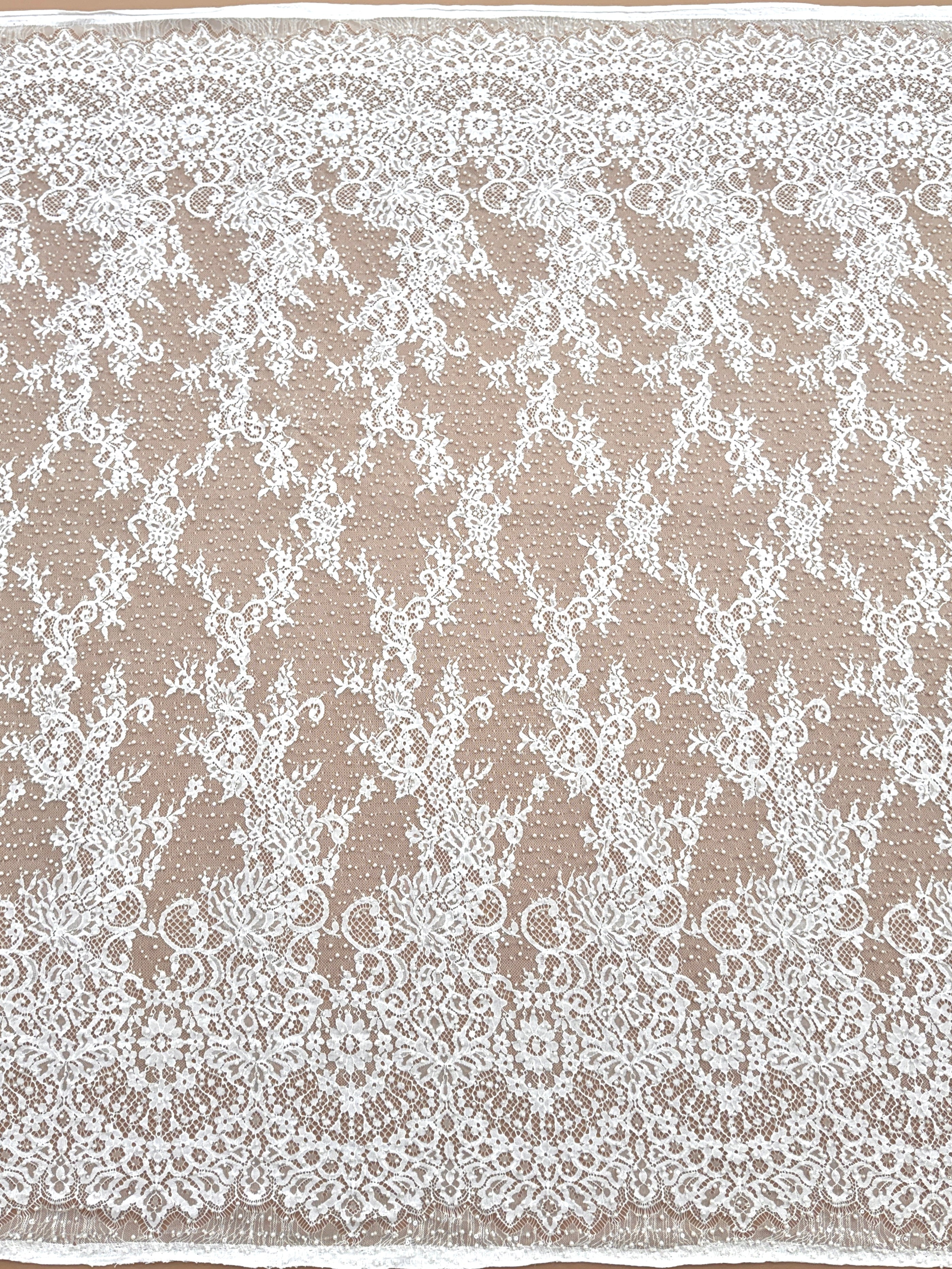 Dantela Chantilly Ivory cu Perle, Margele si Paiete - Cupon 3 m