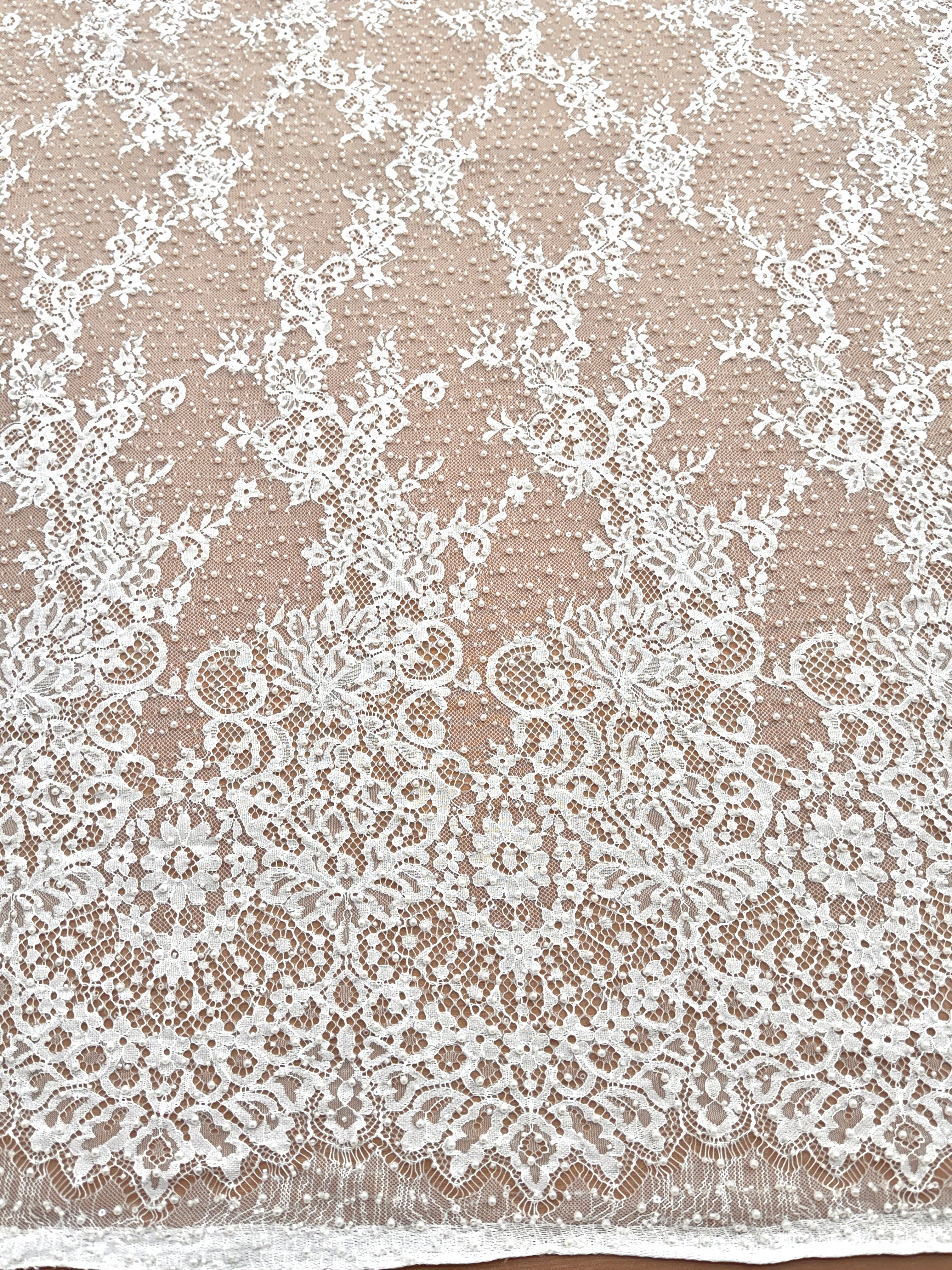 Dantela Chantilly Ivory cu Perle, Margele si Paiete - Cupon 3 m