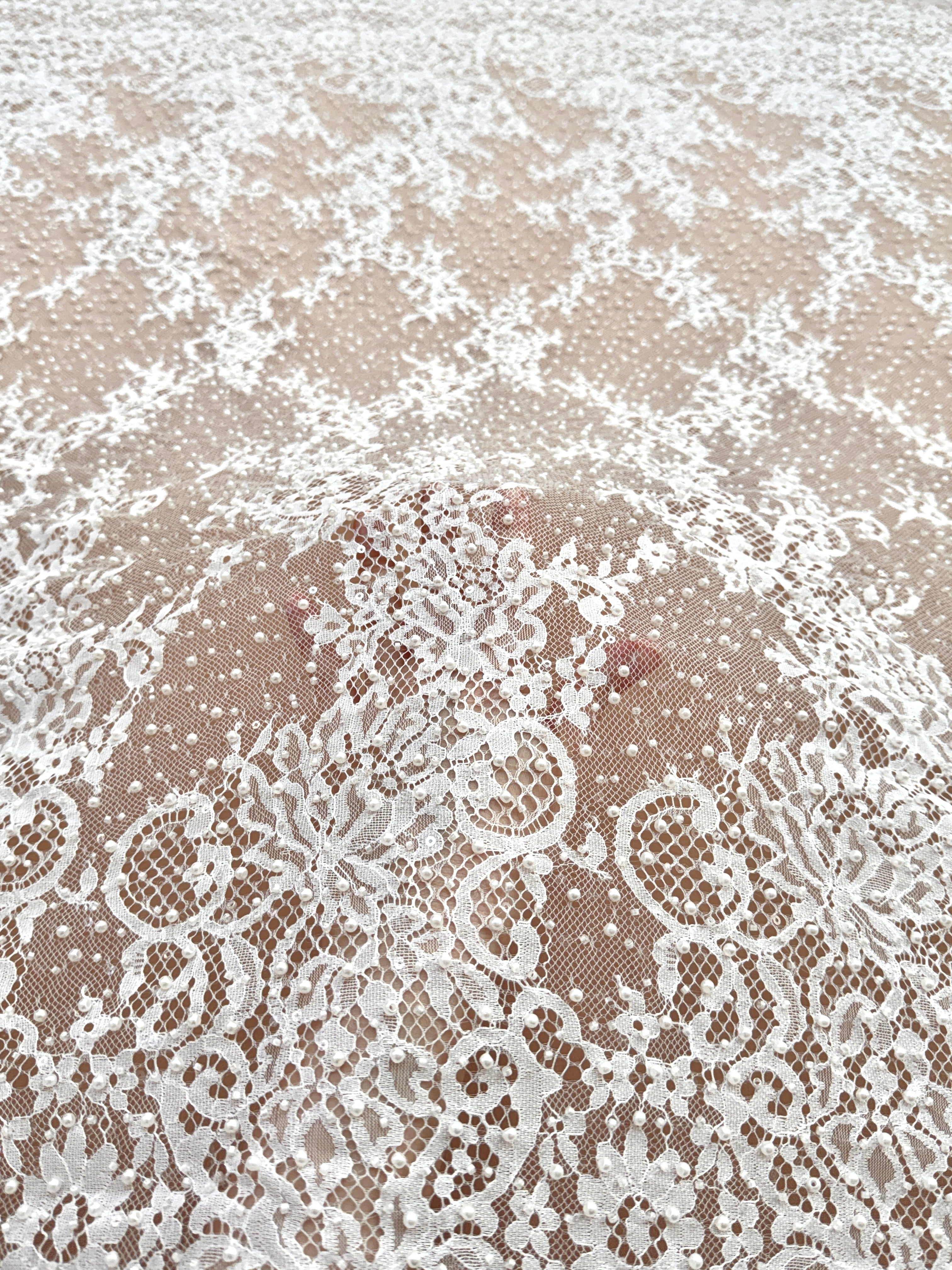 Dantela Chantilly Ivory cu Perle, Margele si Paiete - Cupon 3 m
