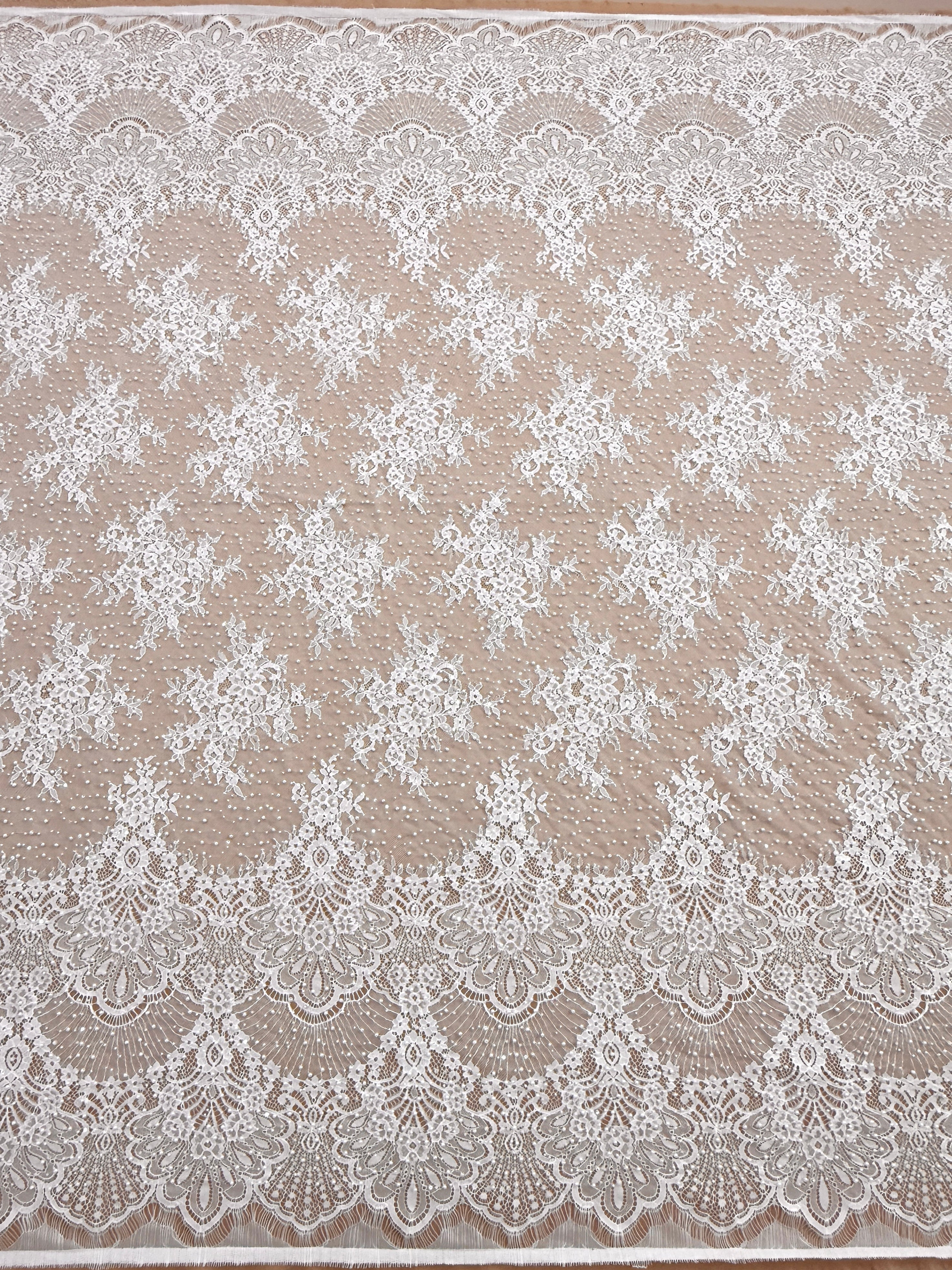 Dantela Chantilly Ivory cu Perle, Margele si Paiete - Cupon 3 m