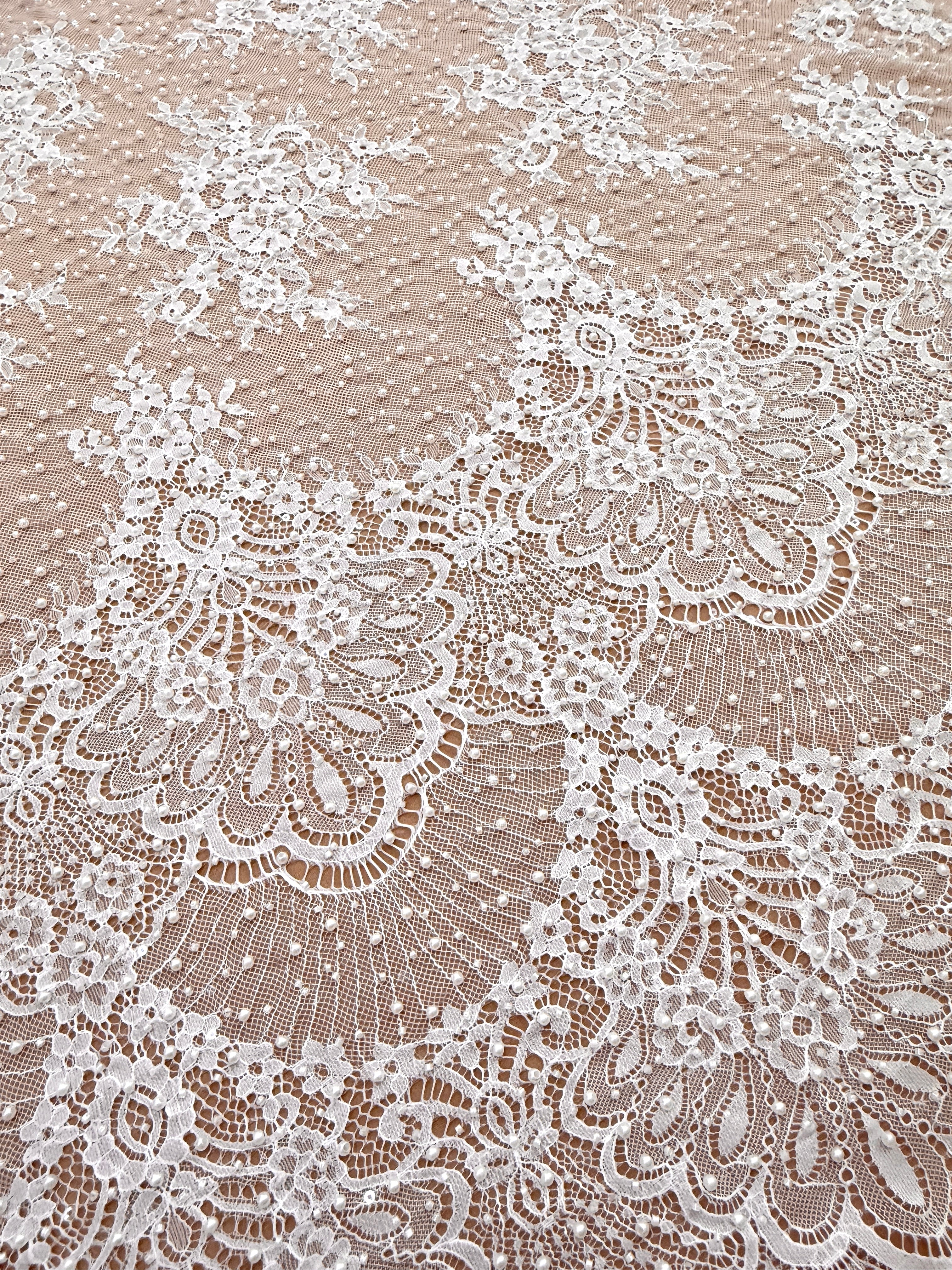 Dantela Chantilly Ivory cu Perle, Margele si Paiete - Cupon 3 m