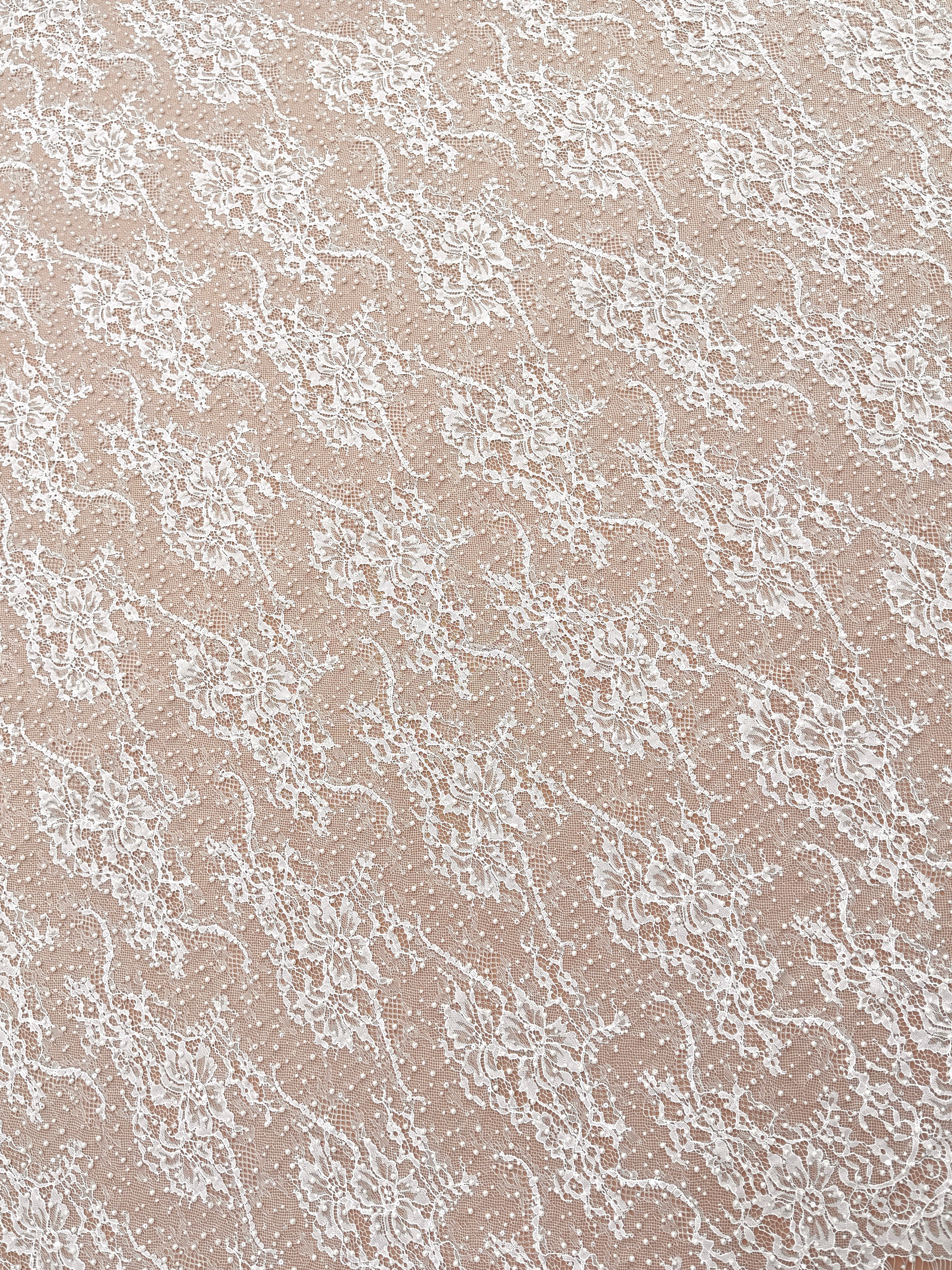 Dantela Chantilly Ivory cu Perle, Margele si Paiete - Cupon 3 m