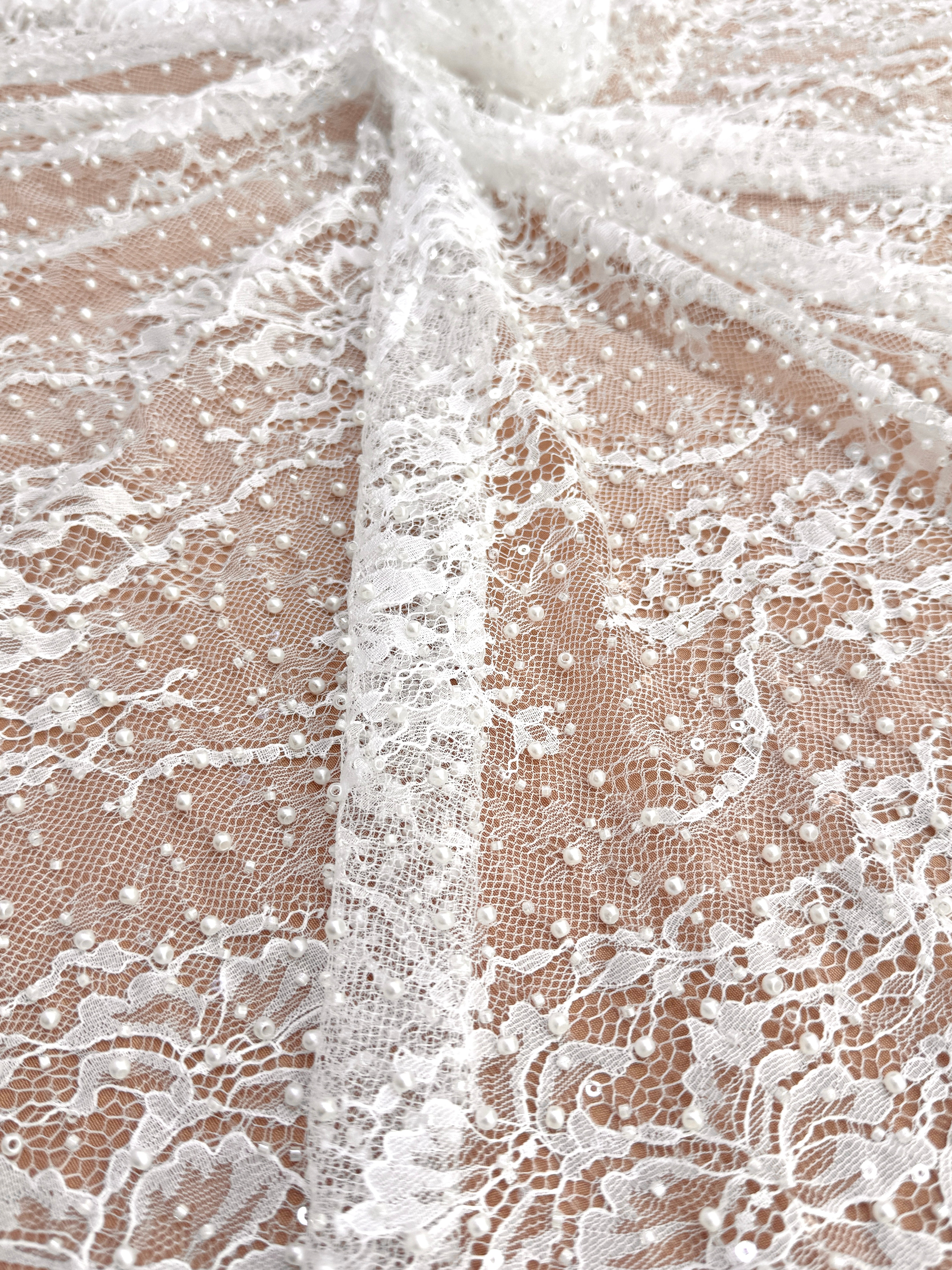 Dantela Chantilly Ivory cu Perle, Margele si Paiete - Cupon 3 m