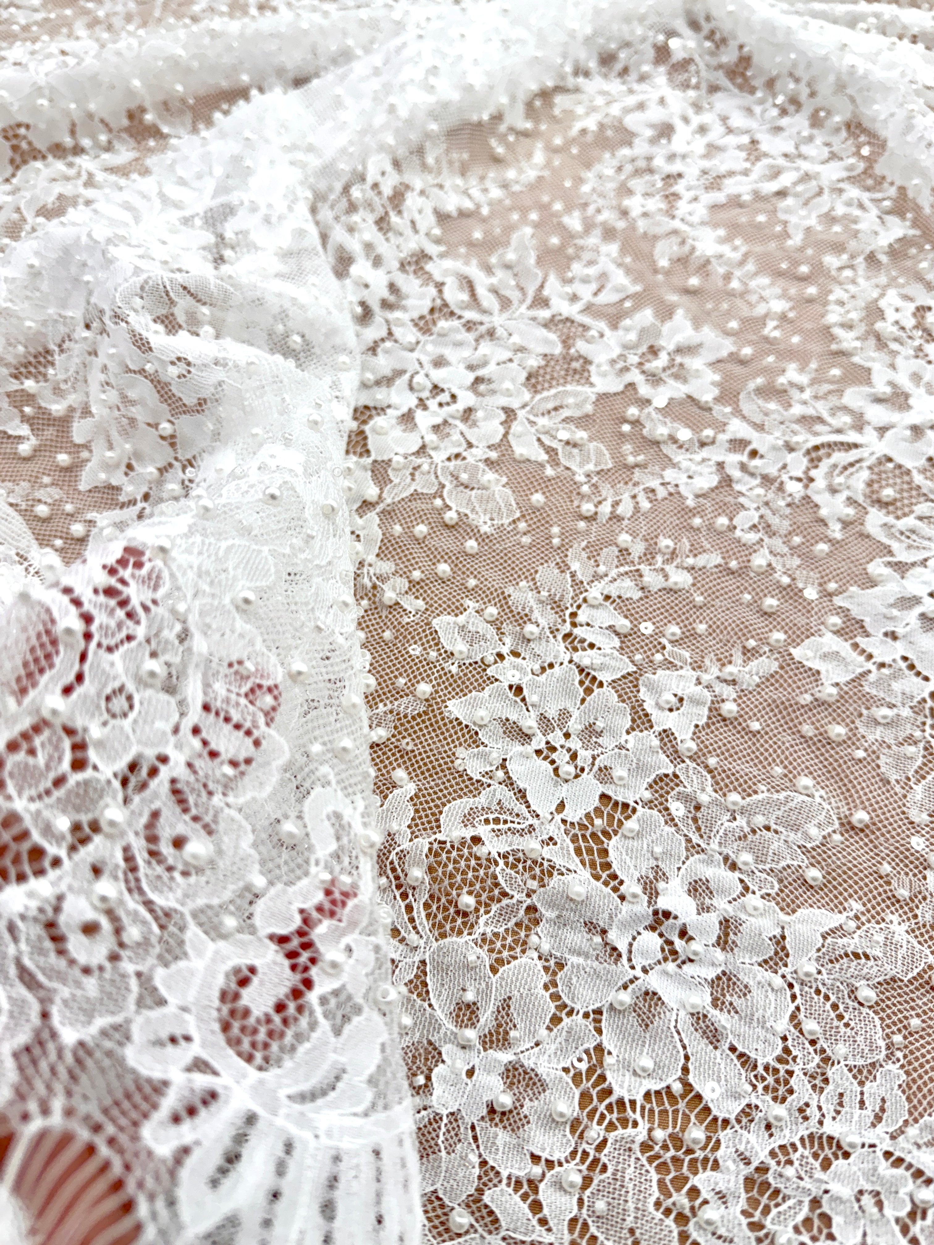 Dantela Chantilly Ivory cu Perle, Margele si Paiete - Cupon 3 m