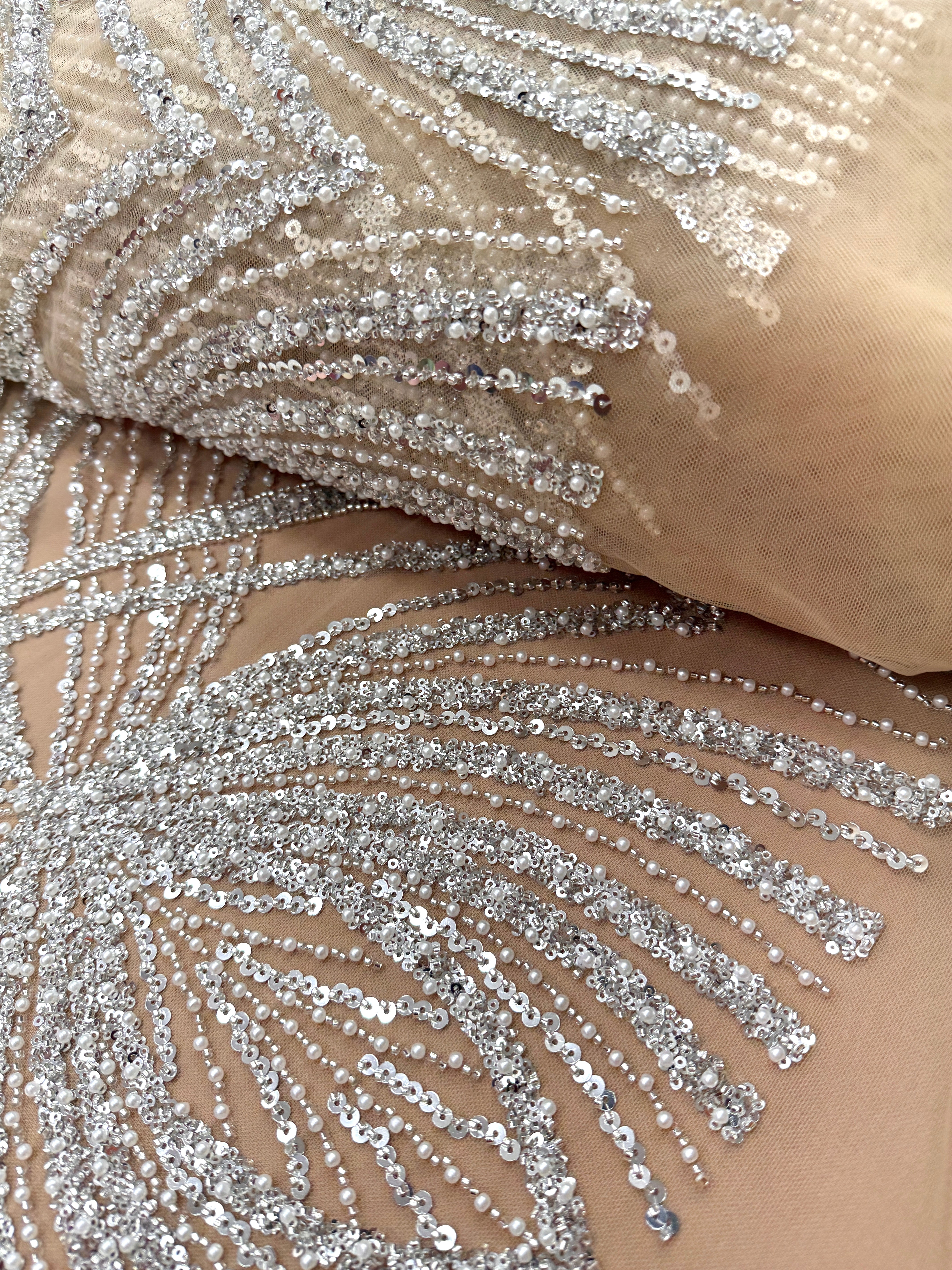 Dantela Couture Argintie pe Tulle Nude cu Model Geometric, cu Perle, Margele si Paiete