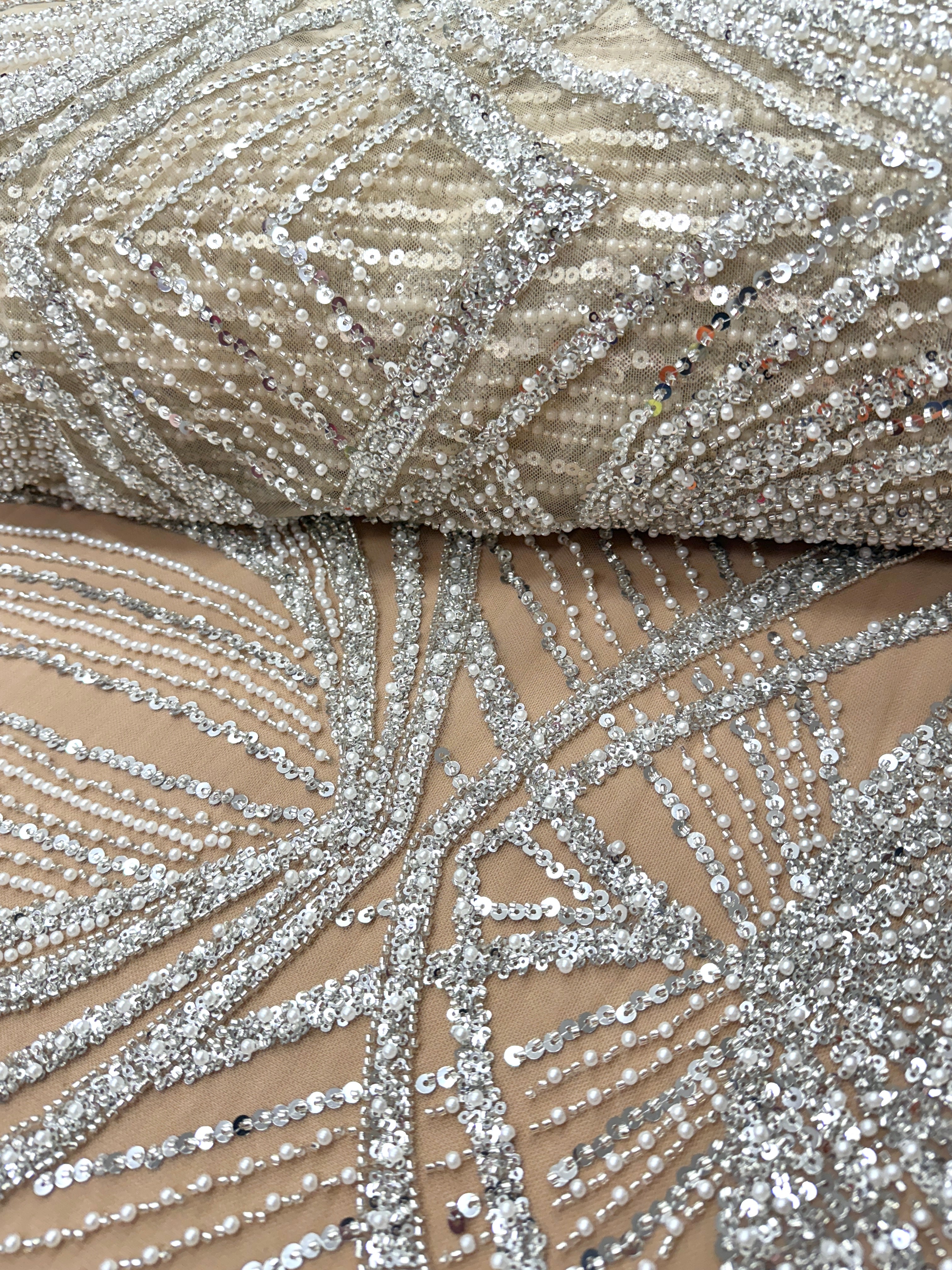 Dantela Couture Argintie pe Tulle Nude cu Model Geometric, cu Perle, Margele si Paiete