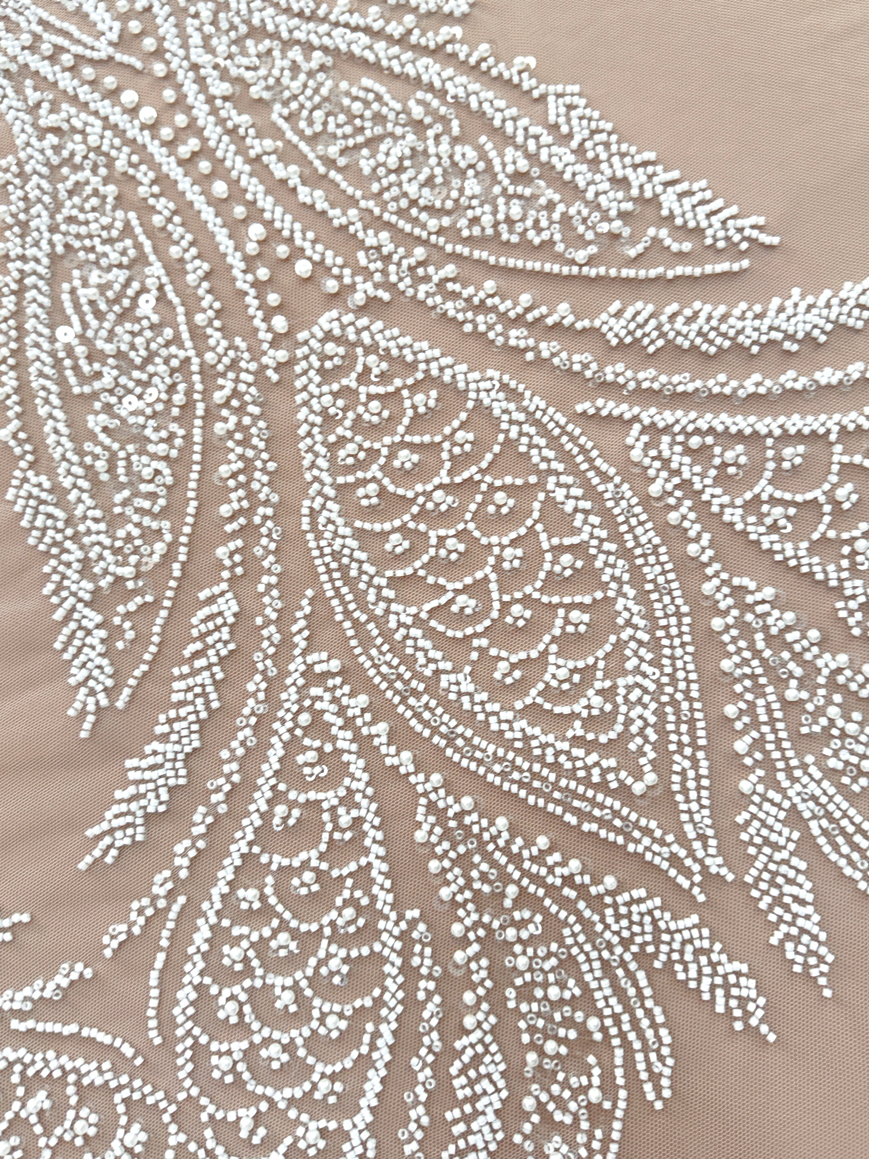 Csipke Couture Ivory panellel, gyöngyökkel, gyöngyöcskékkel és flitterekkel