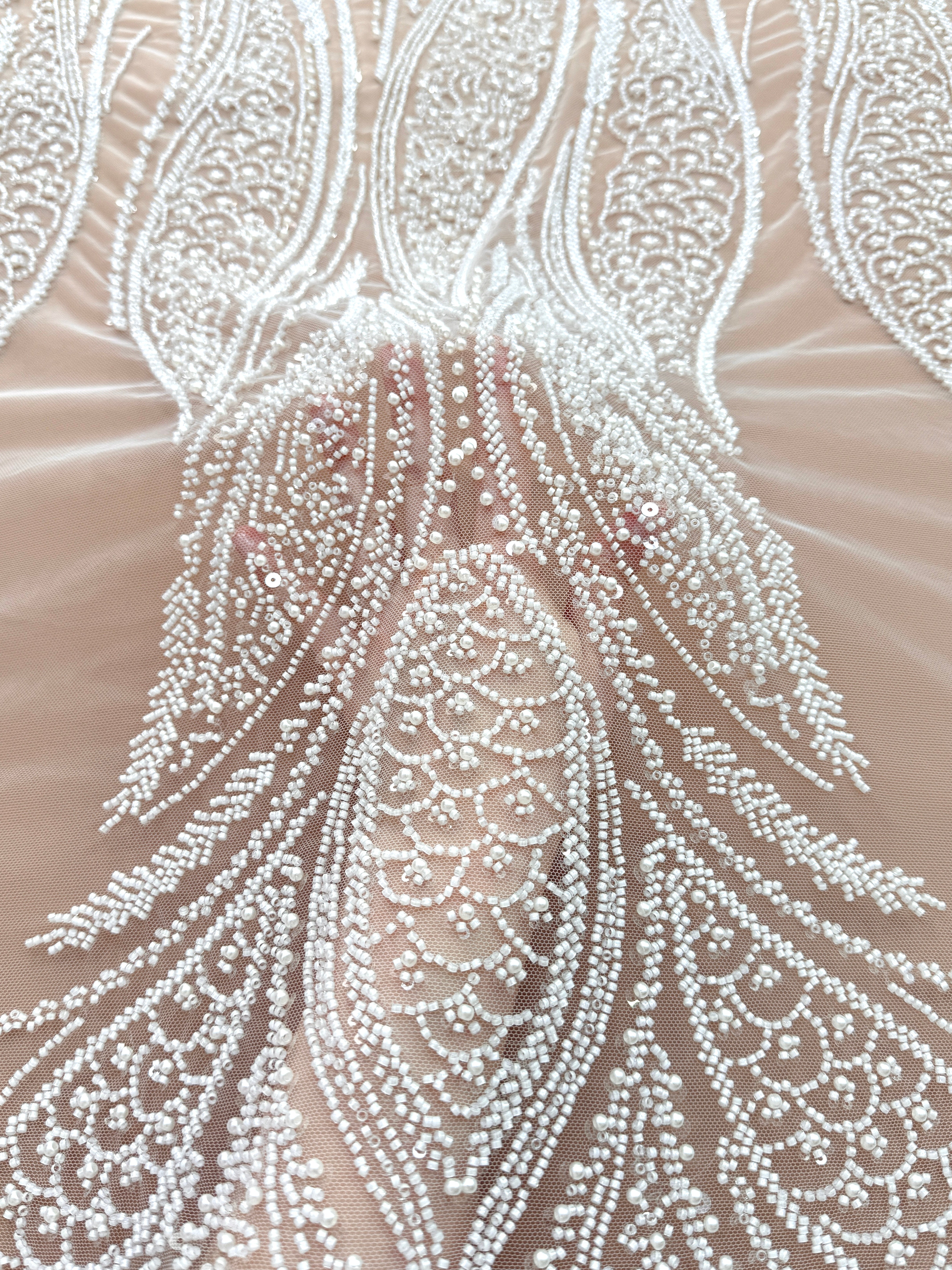 Csipke Couture Ivory panellel, gyöngyökkel, gyöngyöcskékkel és flitterekkel