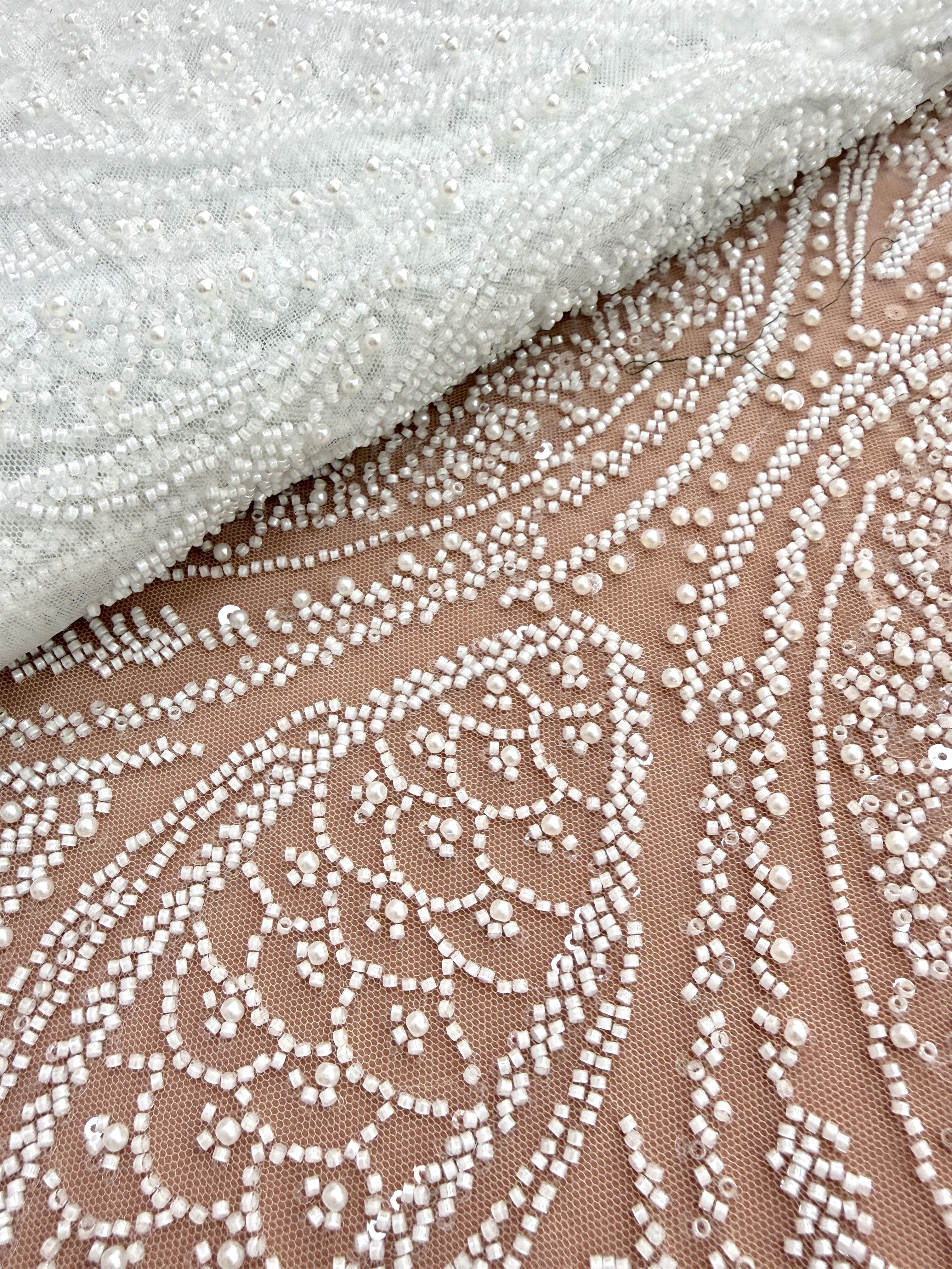 Csipke Couture Ivory panellel, gyöngyökkel, gyöngyöcskékkel és flitterekkel