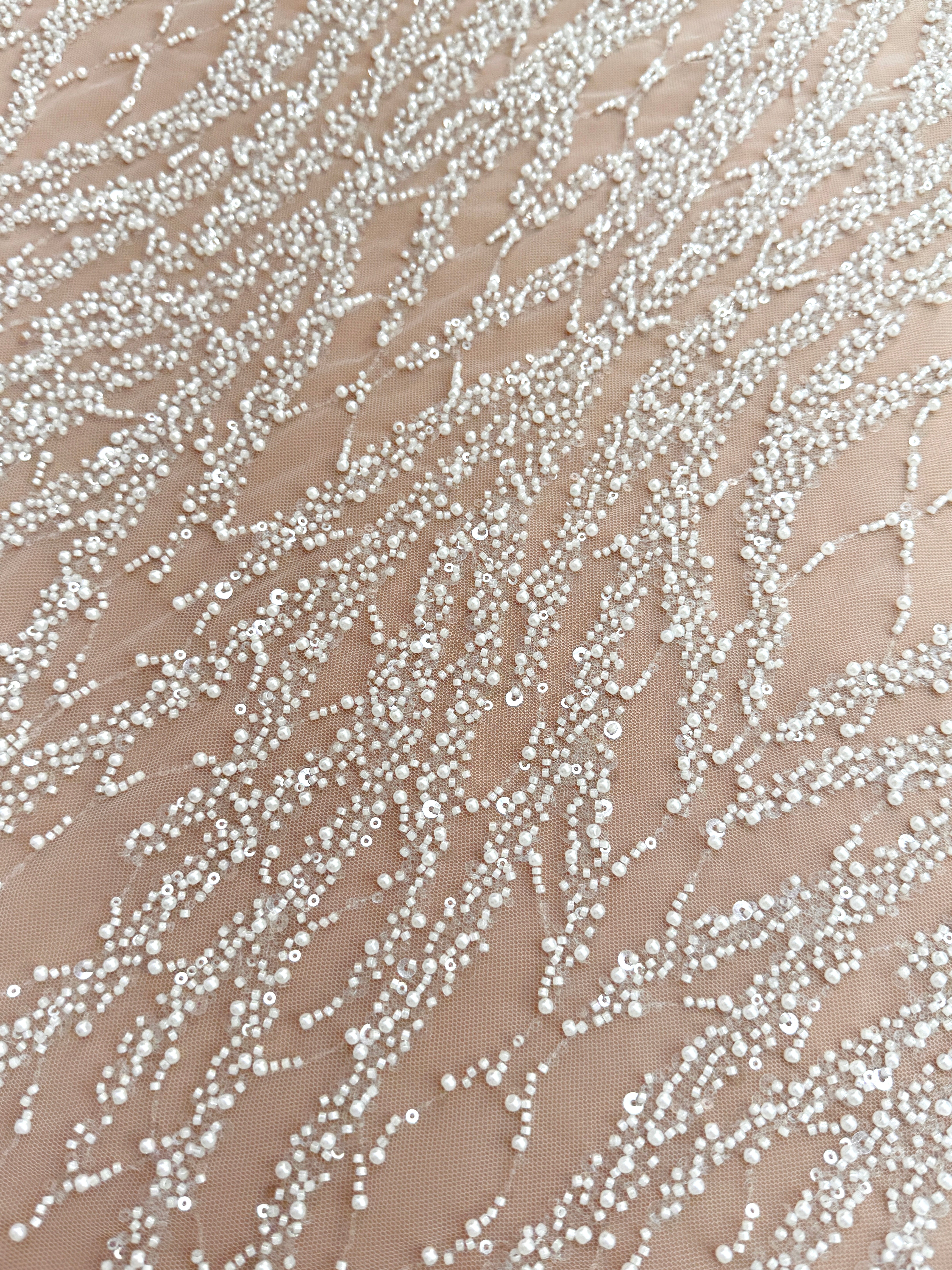 Csipke Couture Ivory füzérekkel, gyöngyökkel, gyöngyöcskékkel és flitterekkel