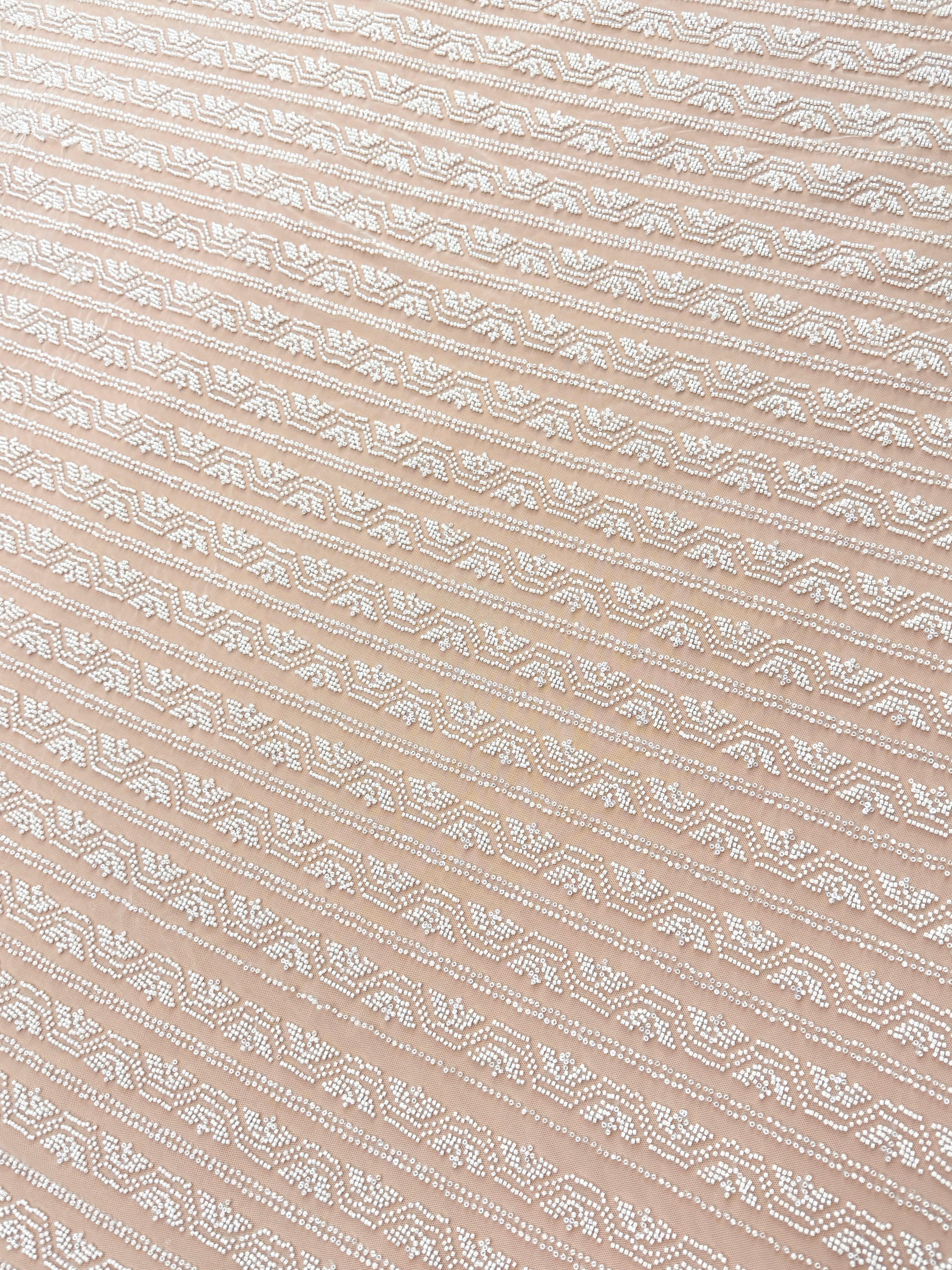 Csipke Ivory geometrikus mintával, gyöngyökkel