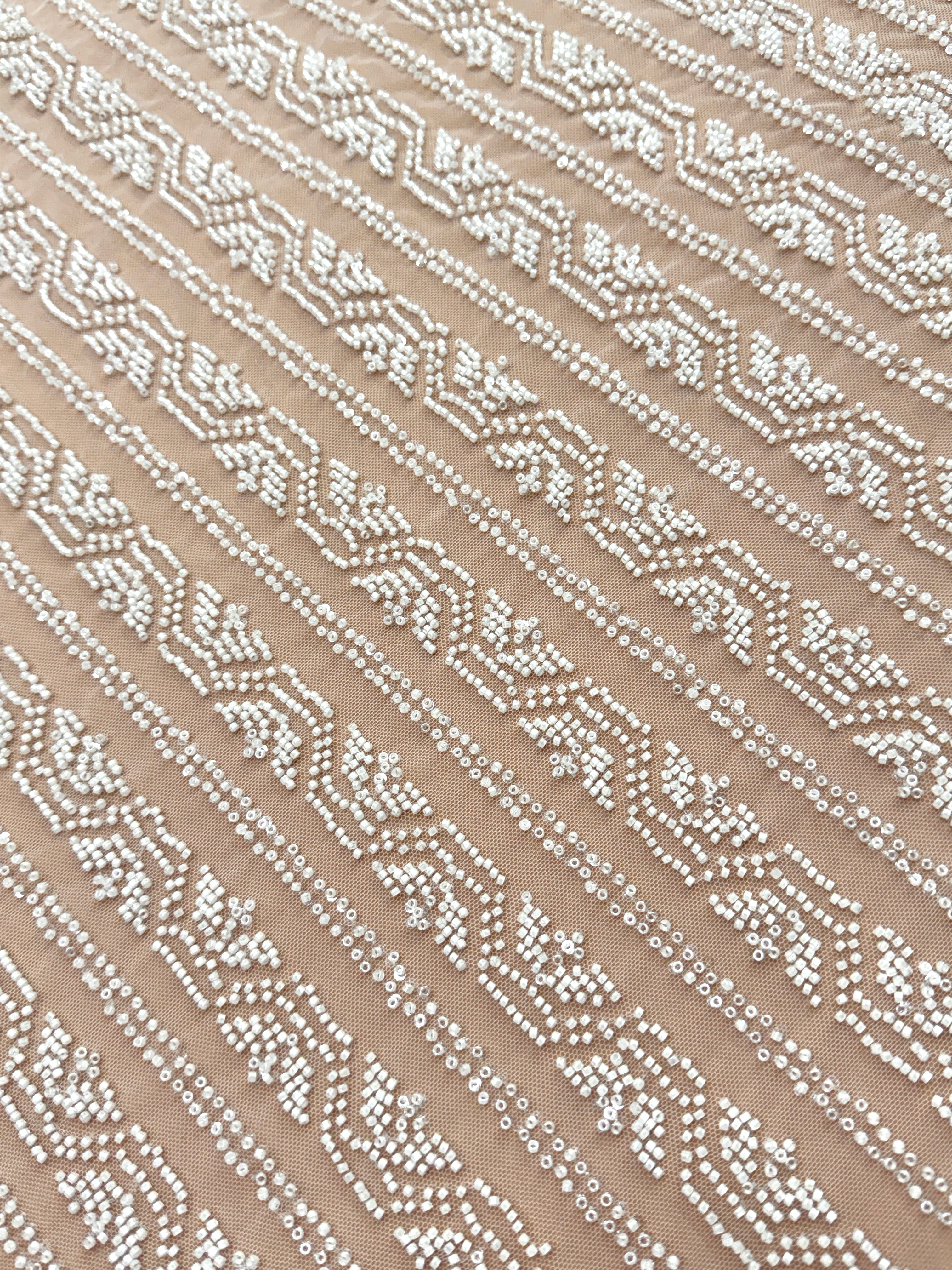 Csipke Ivory geometrikus mintával, gyöngyökkel