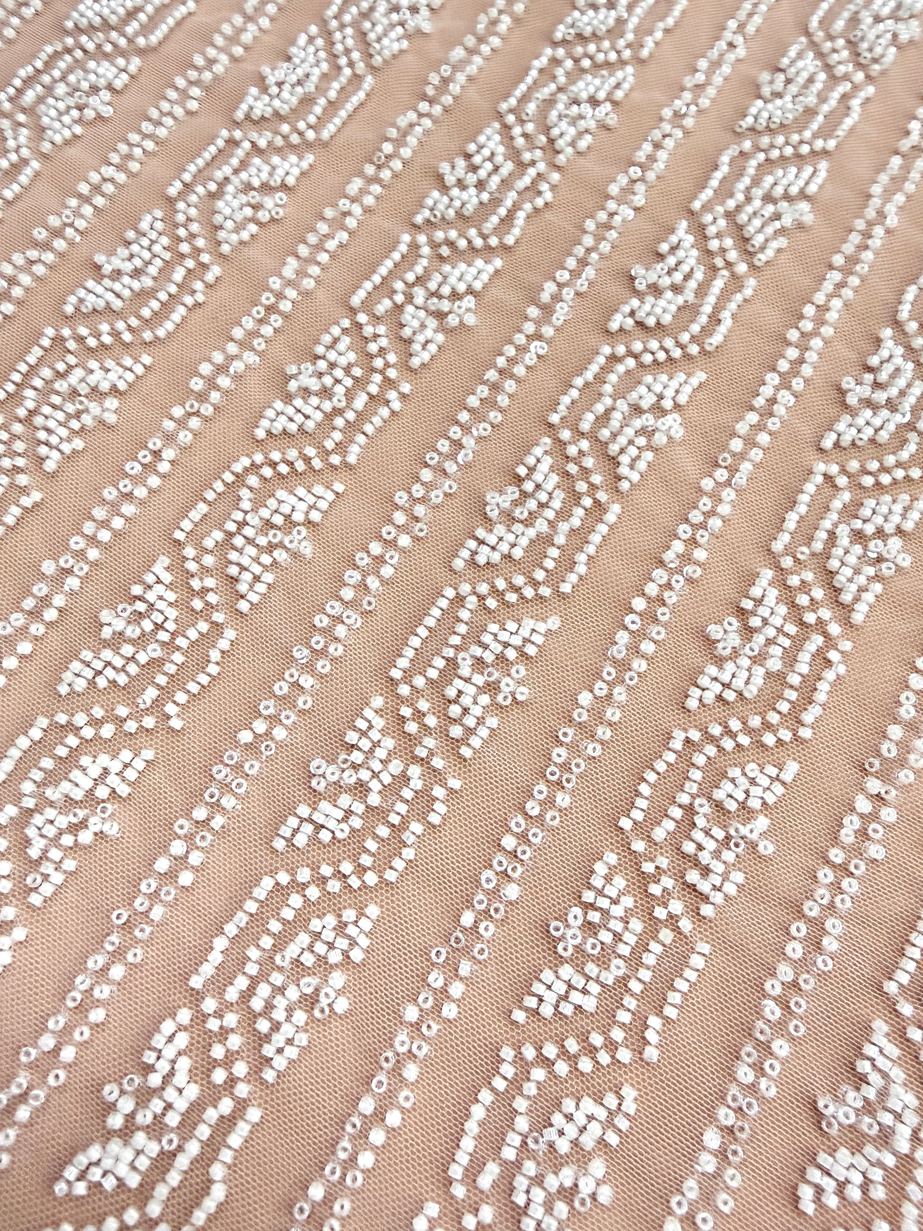 Csipke Ivory geometrikus mintával, gyöngyökkel