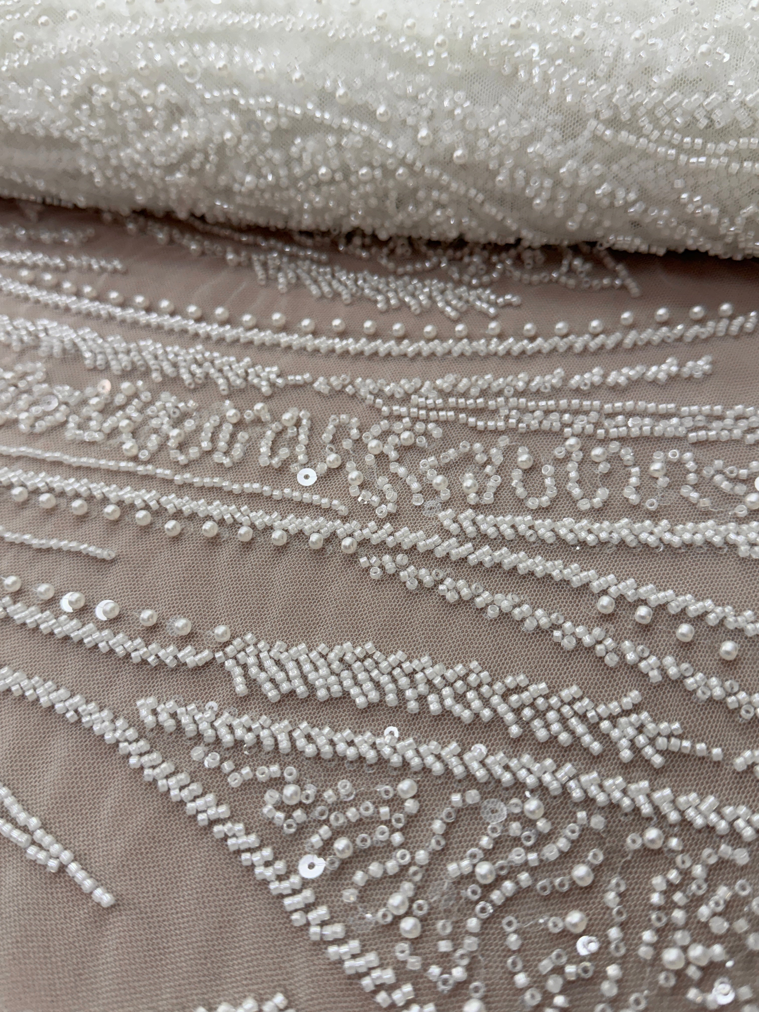 Csipke Couture Ivory panellel, gyöngyökkel, gyöngyöcskékkel és flitterekkel