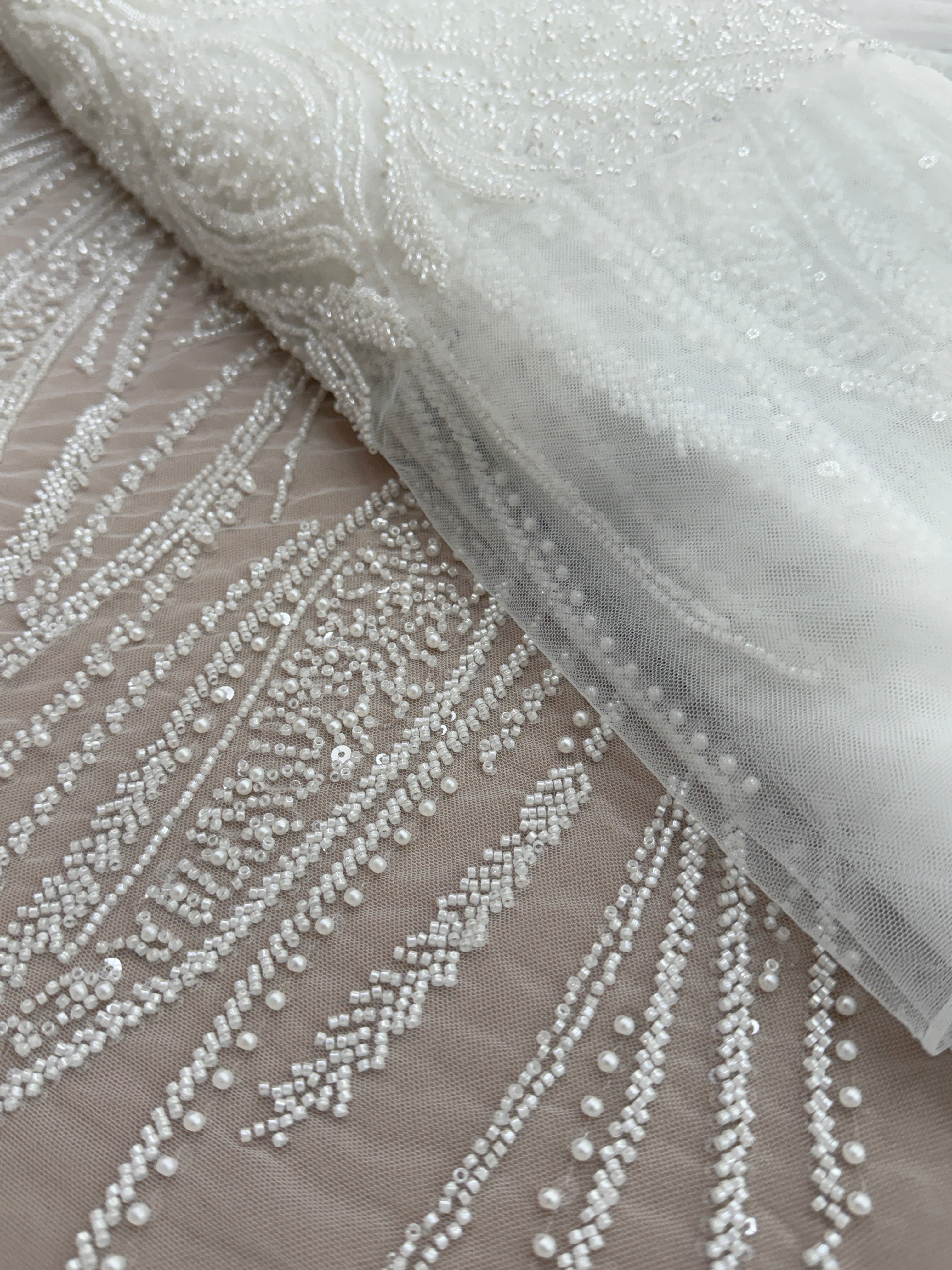 Csipke Couture Ivory panellel, gyöngyökkel, gyöngyöcskékkel és flitterekkel