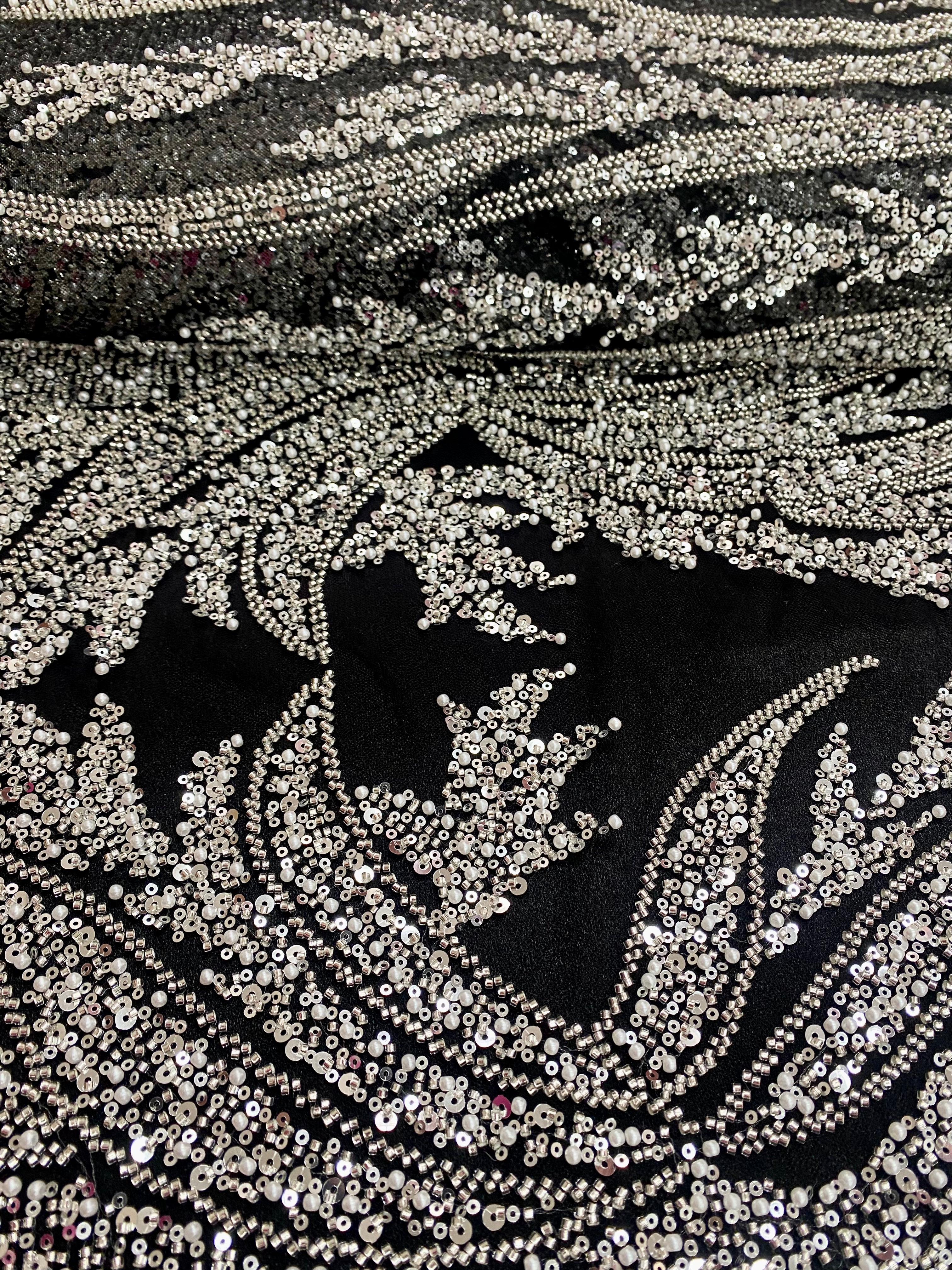 Csipke couture ezüst fekete tüllön panellel, gyöngyökkel, gyöngyöcskékkel és flitterekkel