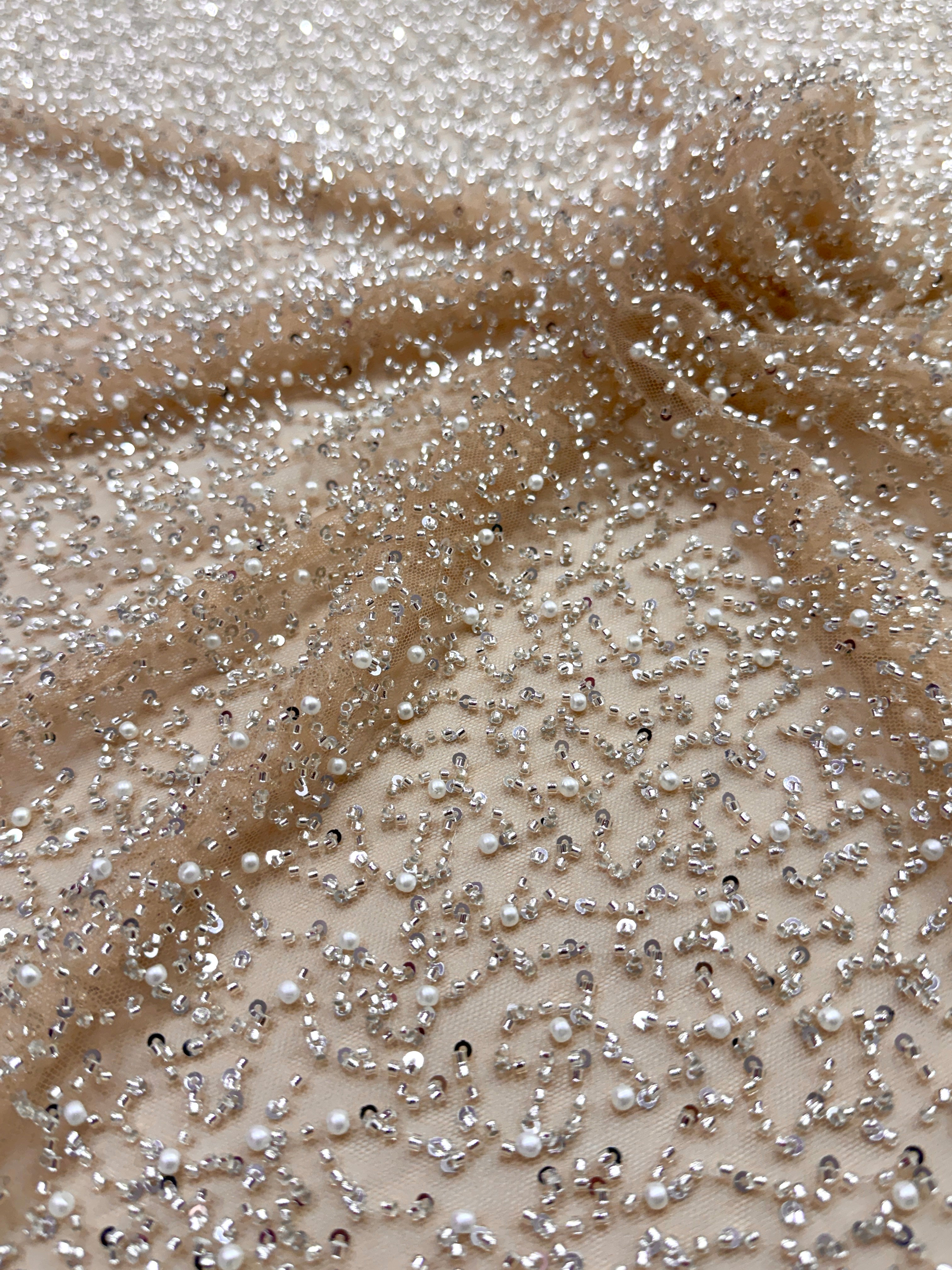 Dantela Couture Argintie pe Tulle Nude cu Model General, cu Perle, Margele si Paiete