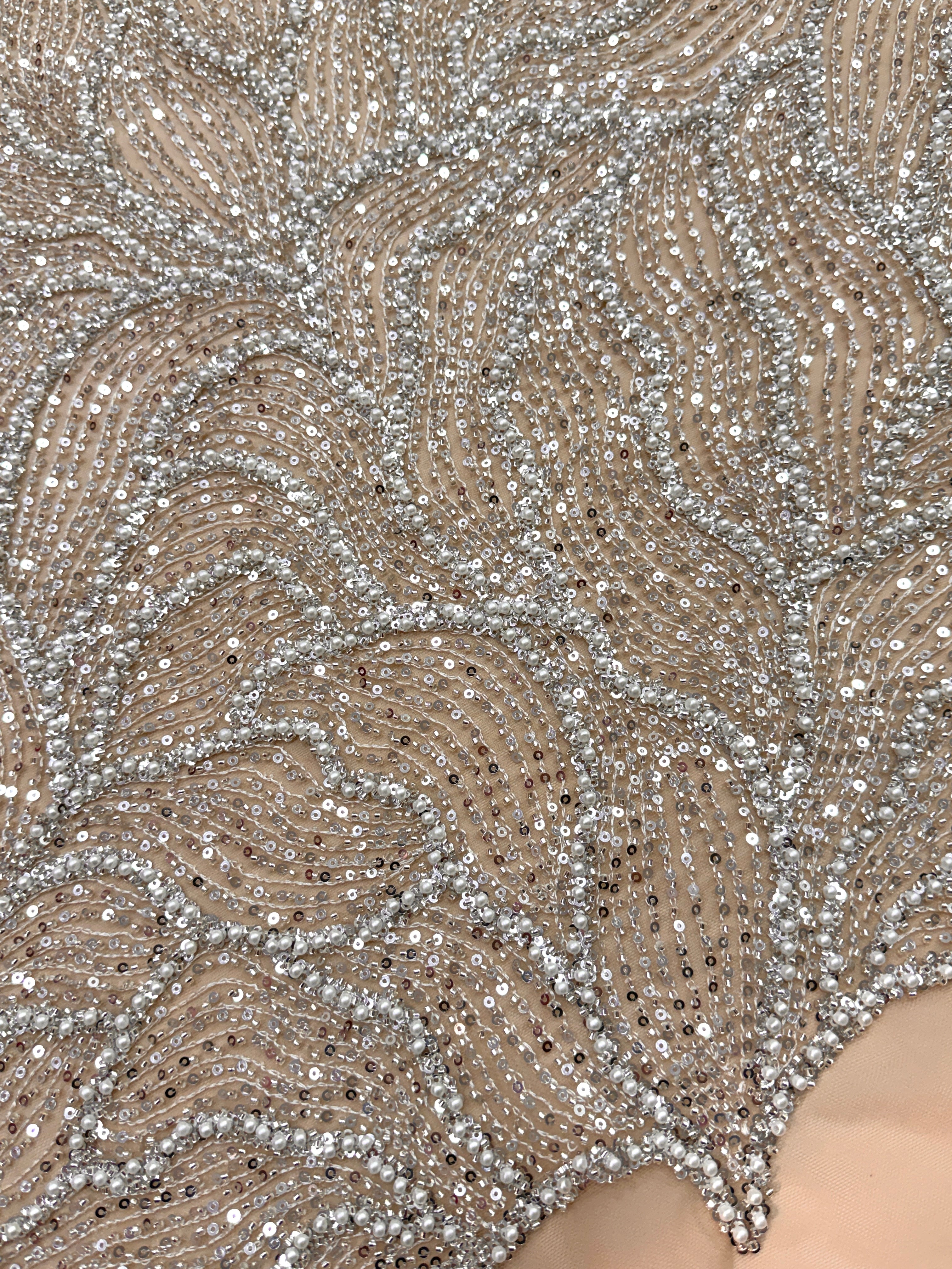 Dantela Couture Argintie pe Tulle Nude cu Model Geometric, cu Perle, Margele si Paiete