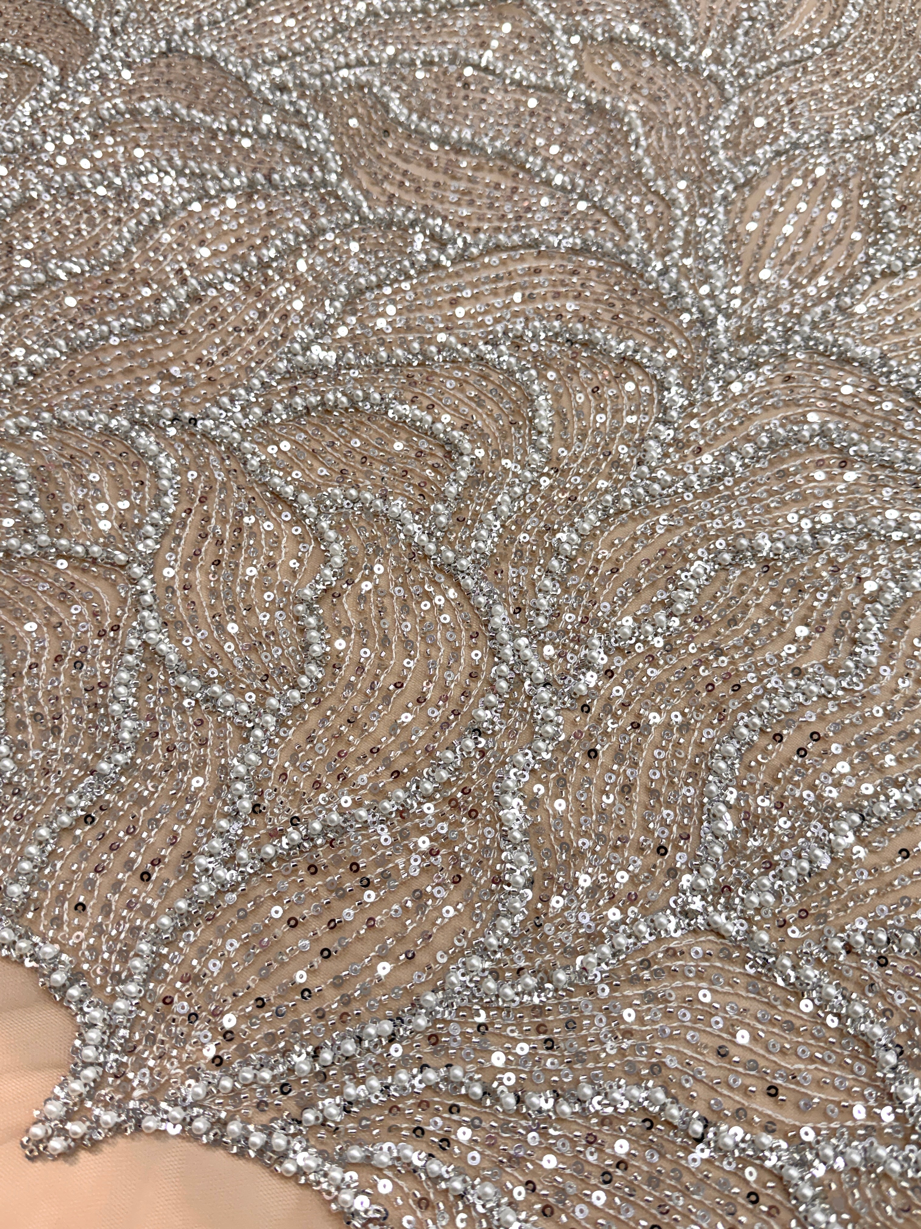 Dantela Couture Argintie pe Tulle Nude cu Model Geometric, cu Perle, Margele si Paiete