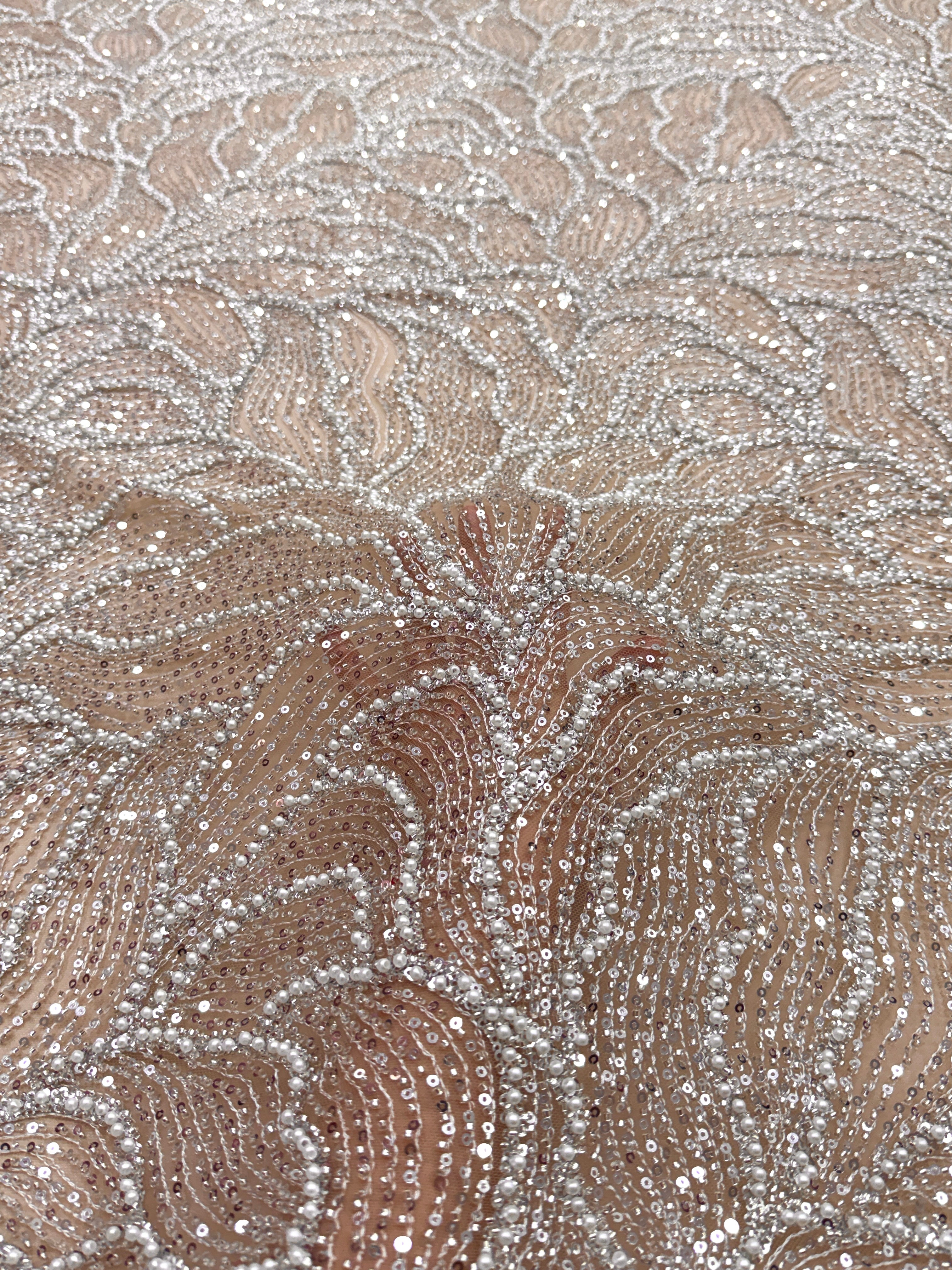 Dantela Couture Argintie pe Tulle Nude cu Model Geometric, cu Perle, Margele si Paiete