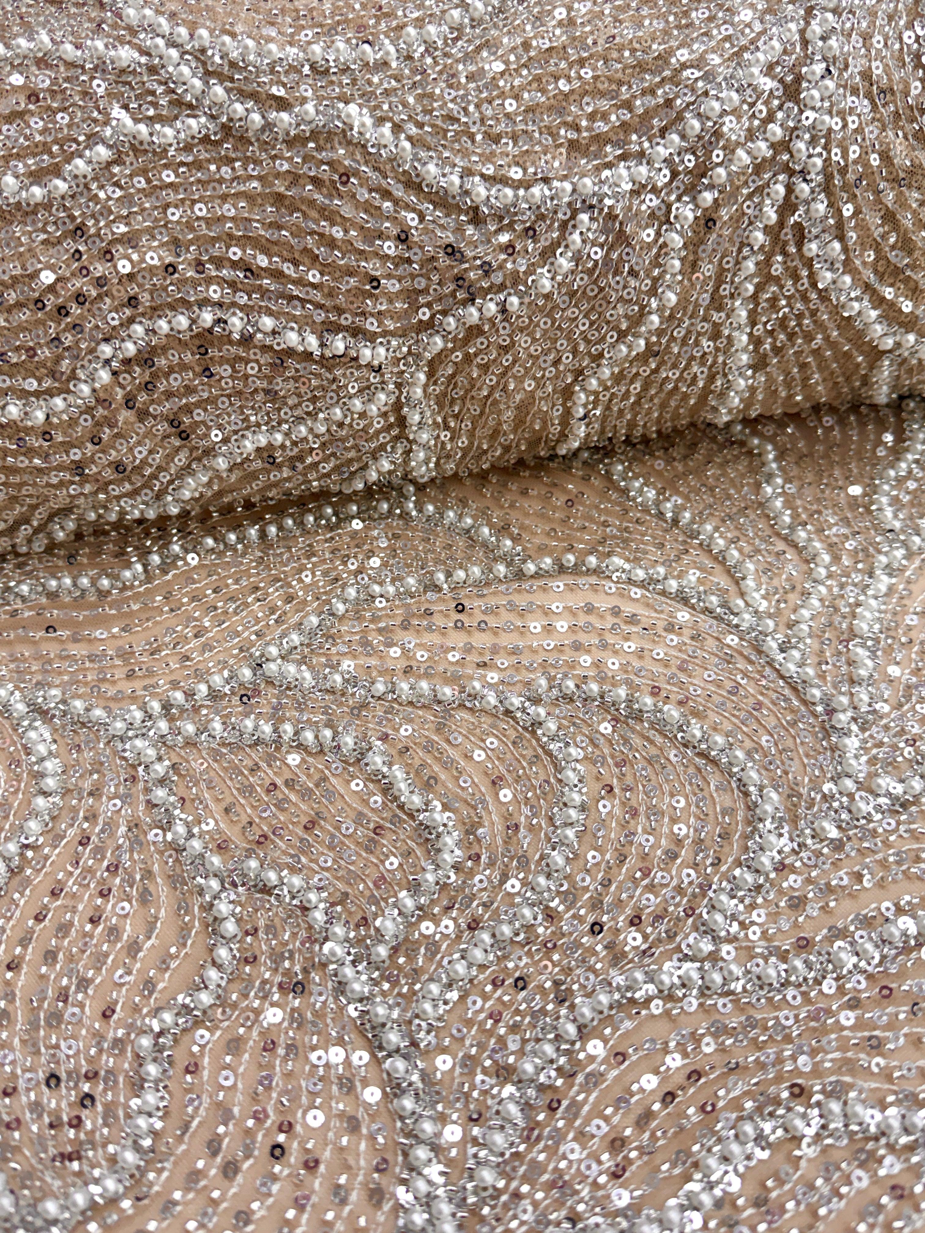 Dantela Couture Argintie pe Tulle Nude cu Model Geometric, cu Perle, Margele si Paiete