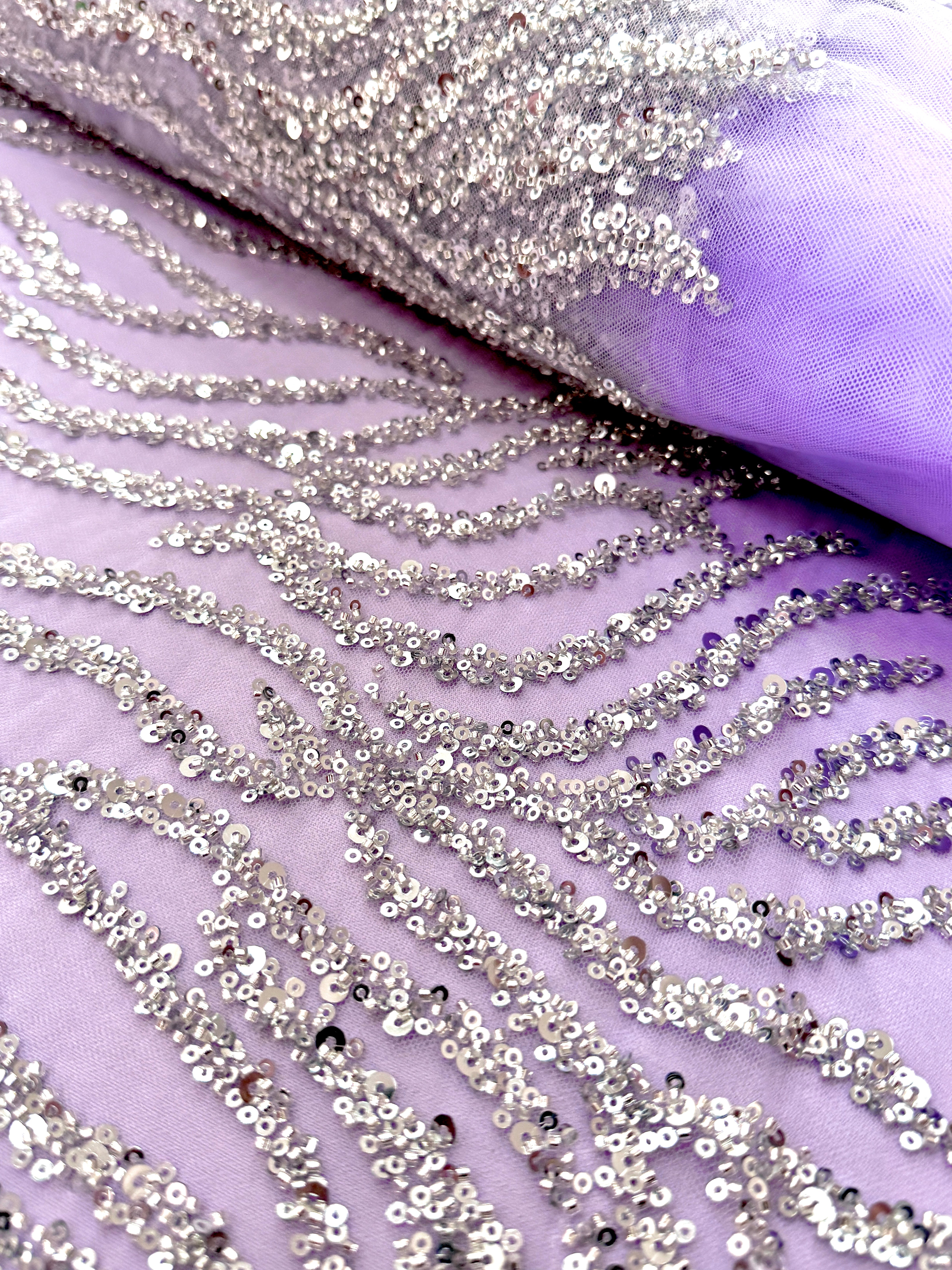 Dantela Couture Argintie pe Tulle Lavanda cu Siraguri, cu Margele si Paiete