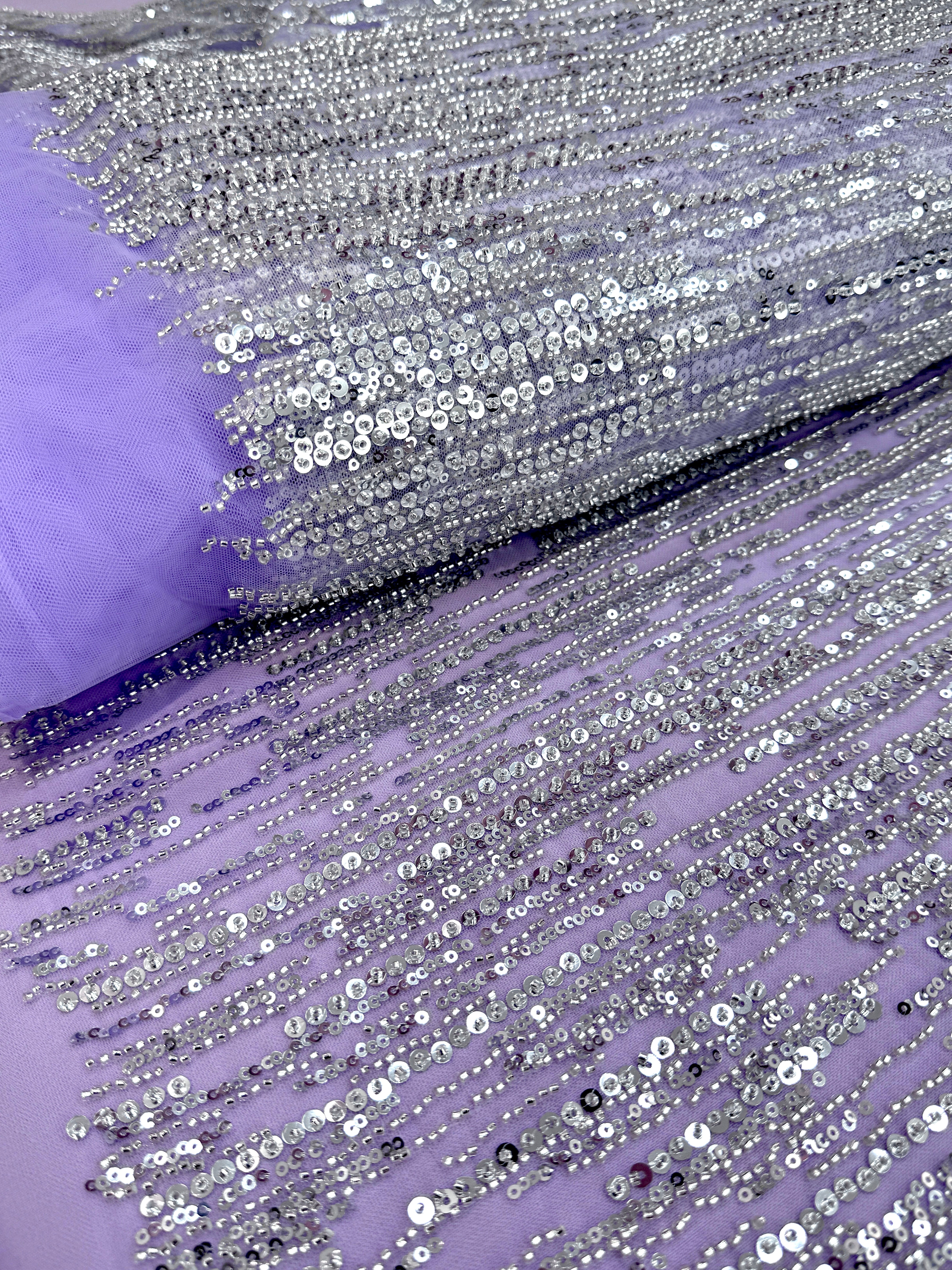 Dantela Couture Argintie pe Tulle Lavanda cu Model Liniar, cu Margele si Paiete