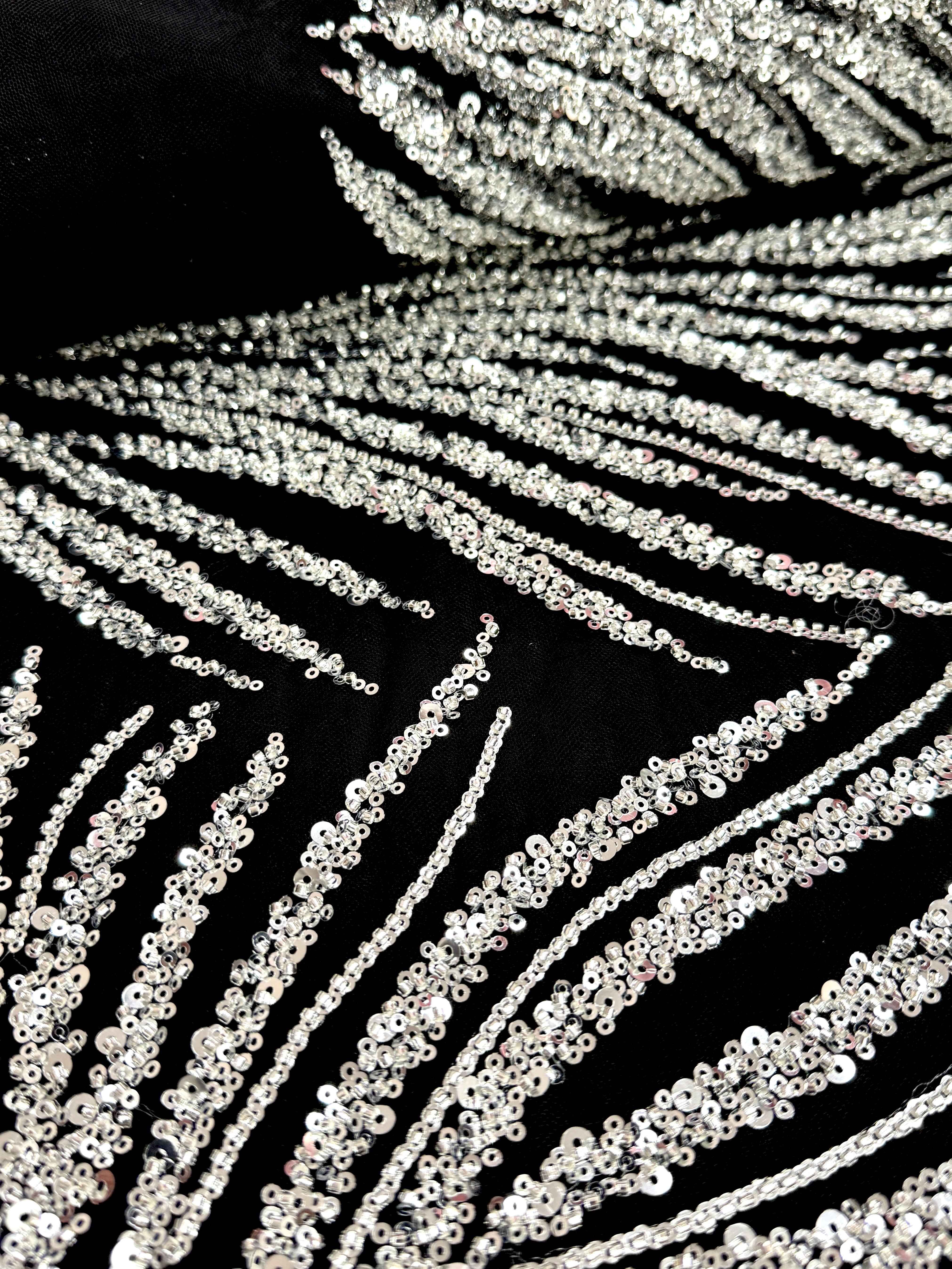Dantela Couture Argintie pe Tulle Negru cu Siraguri, cu Margele si Paiete