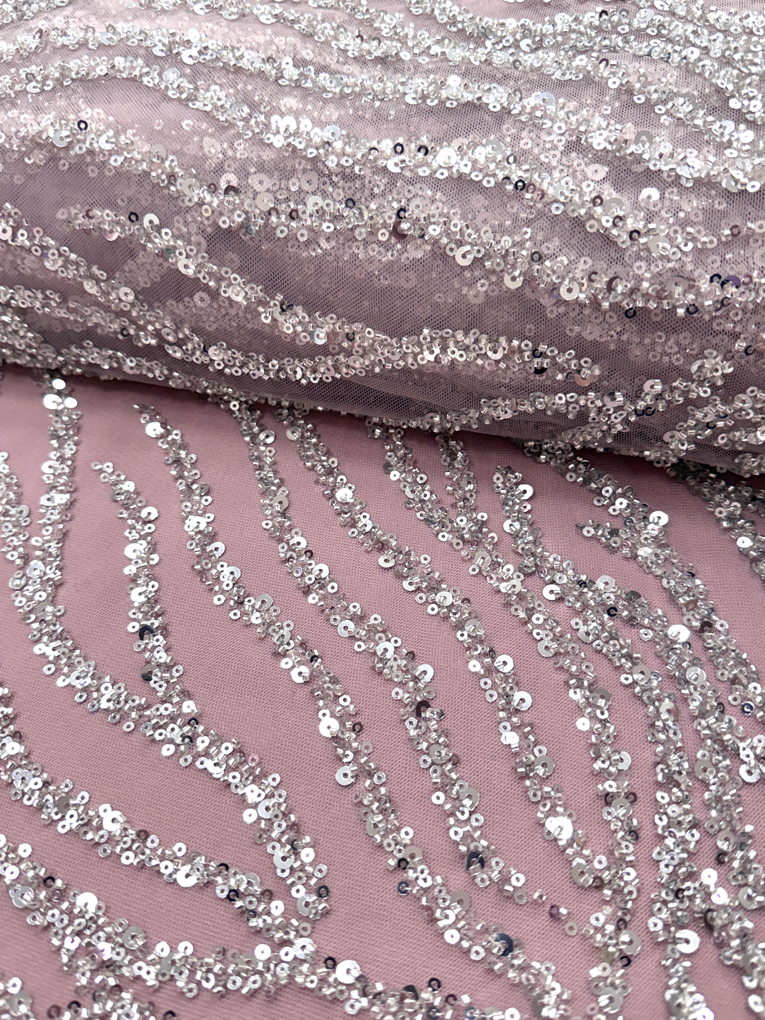 Dantela Couture Argintie pe Tulle Roz cu Siraguri, cu Margele si Paiete