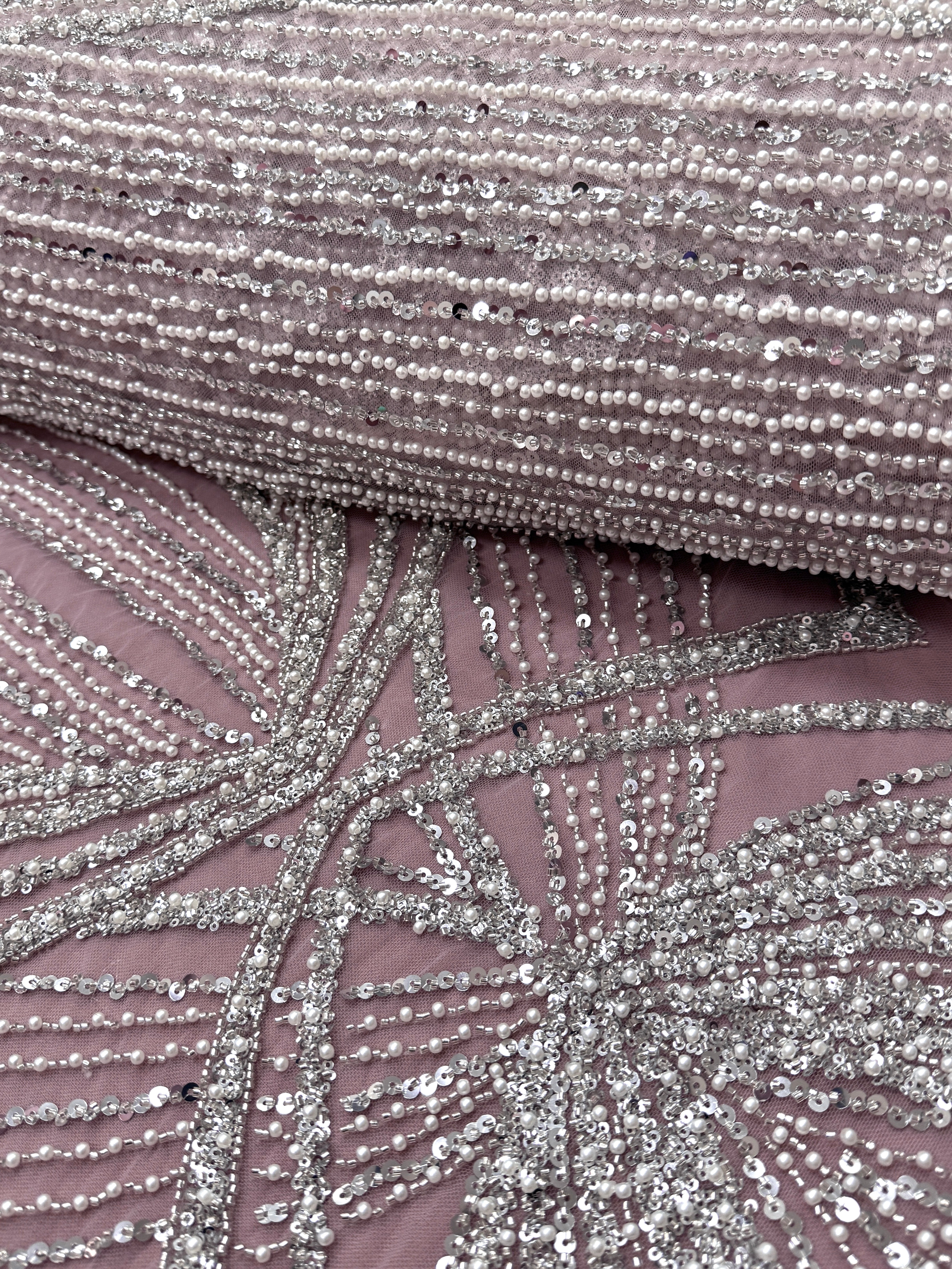 Dantela Couture Argintie pe Tulle Roz cu Model Geometric, cu Perle, Margele si Paiete