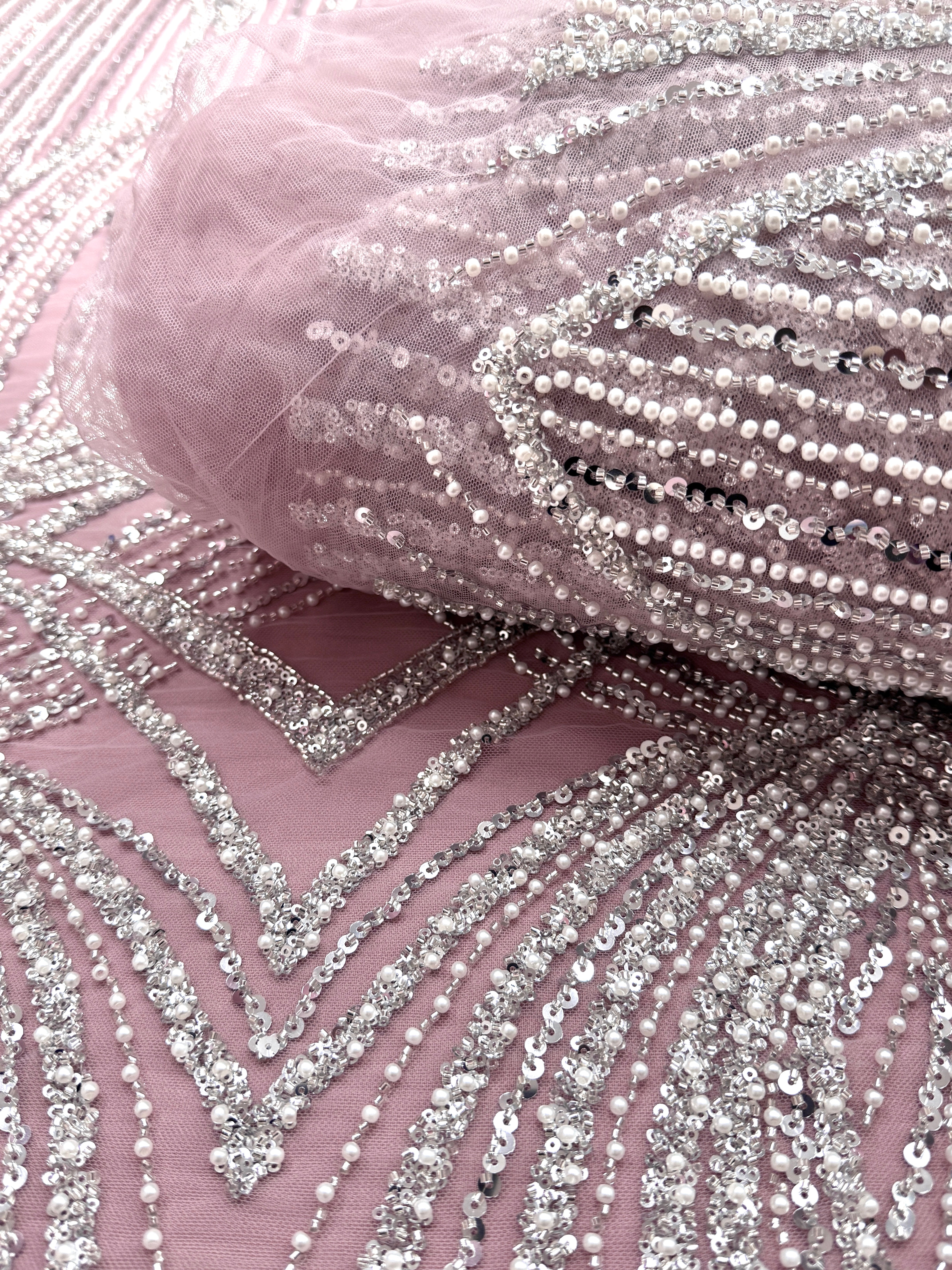 Dantela Couture Argintie pe Tulle Roz cu Model Geometric, cu Perle, Margele si Paiete