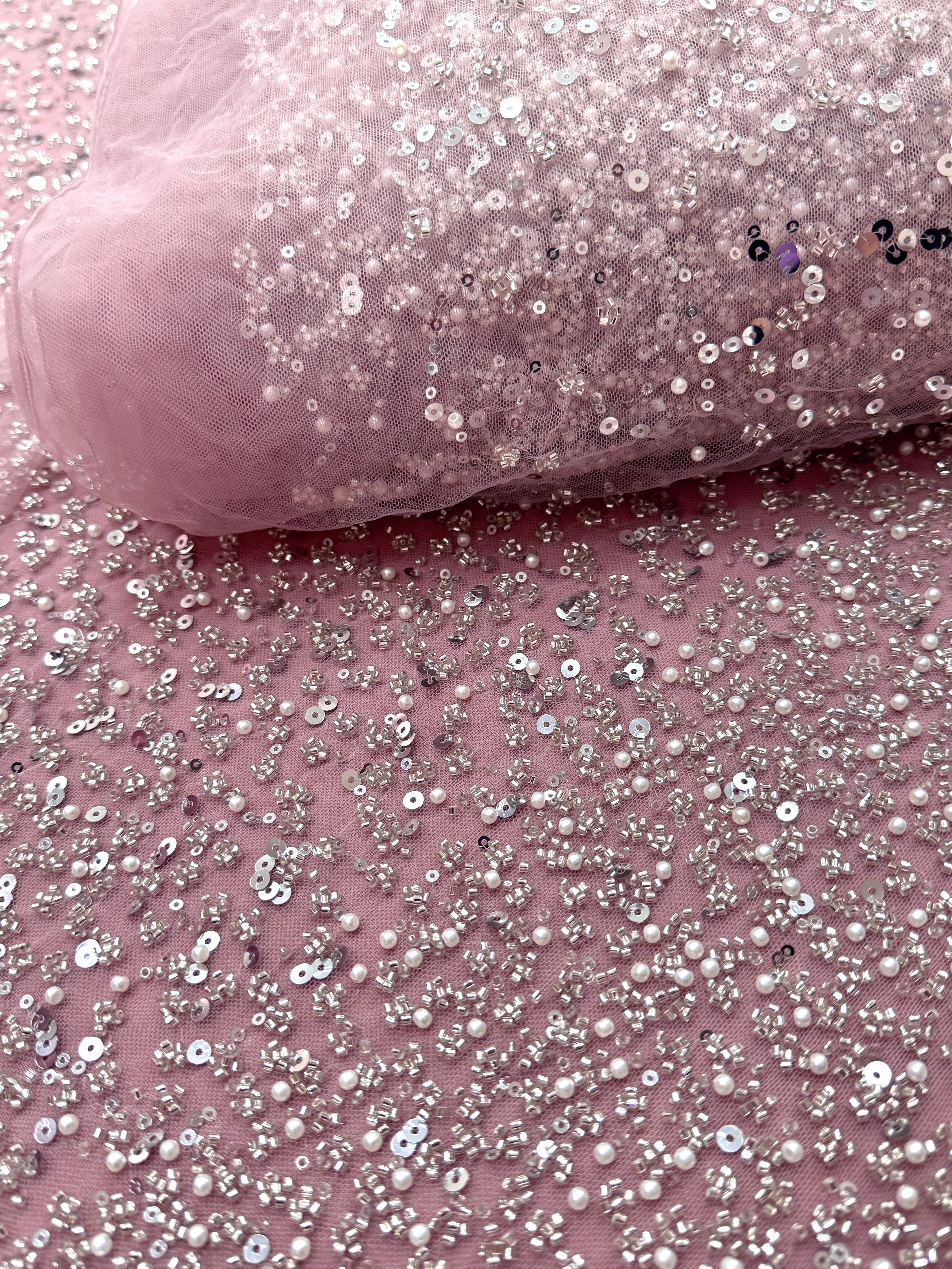 Dantela Couture Argintie pe Tulle Roz in Degrade, cu Perle, Margele si Paiete