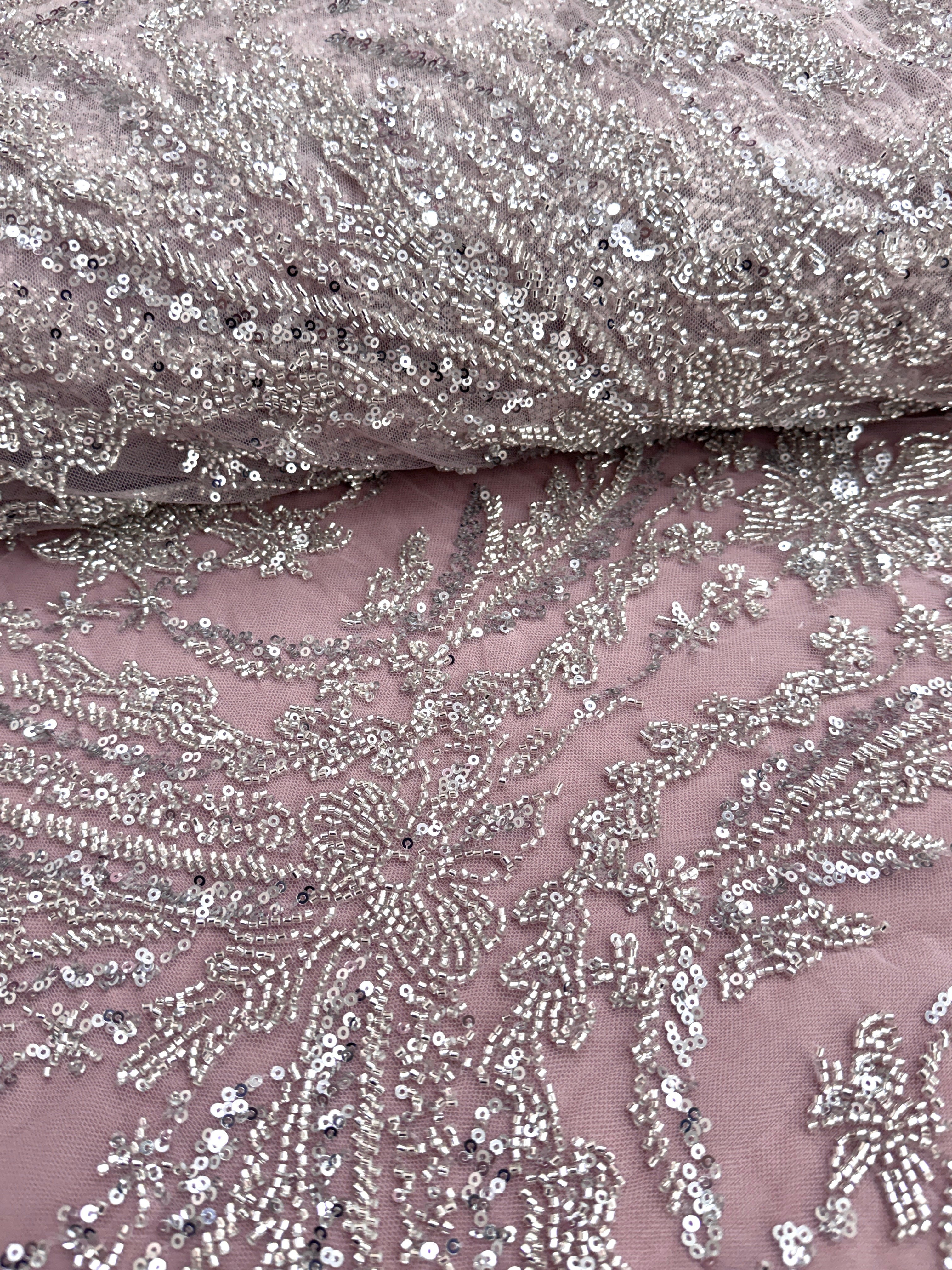 Dantela Couture Argintie pe Tulle Roz cu Model Floral, cu Margele si Paiete