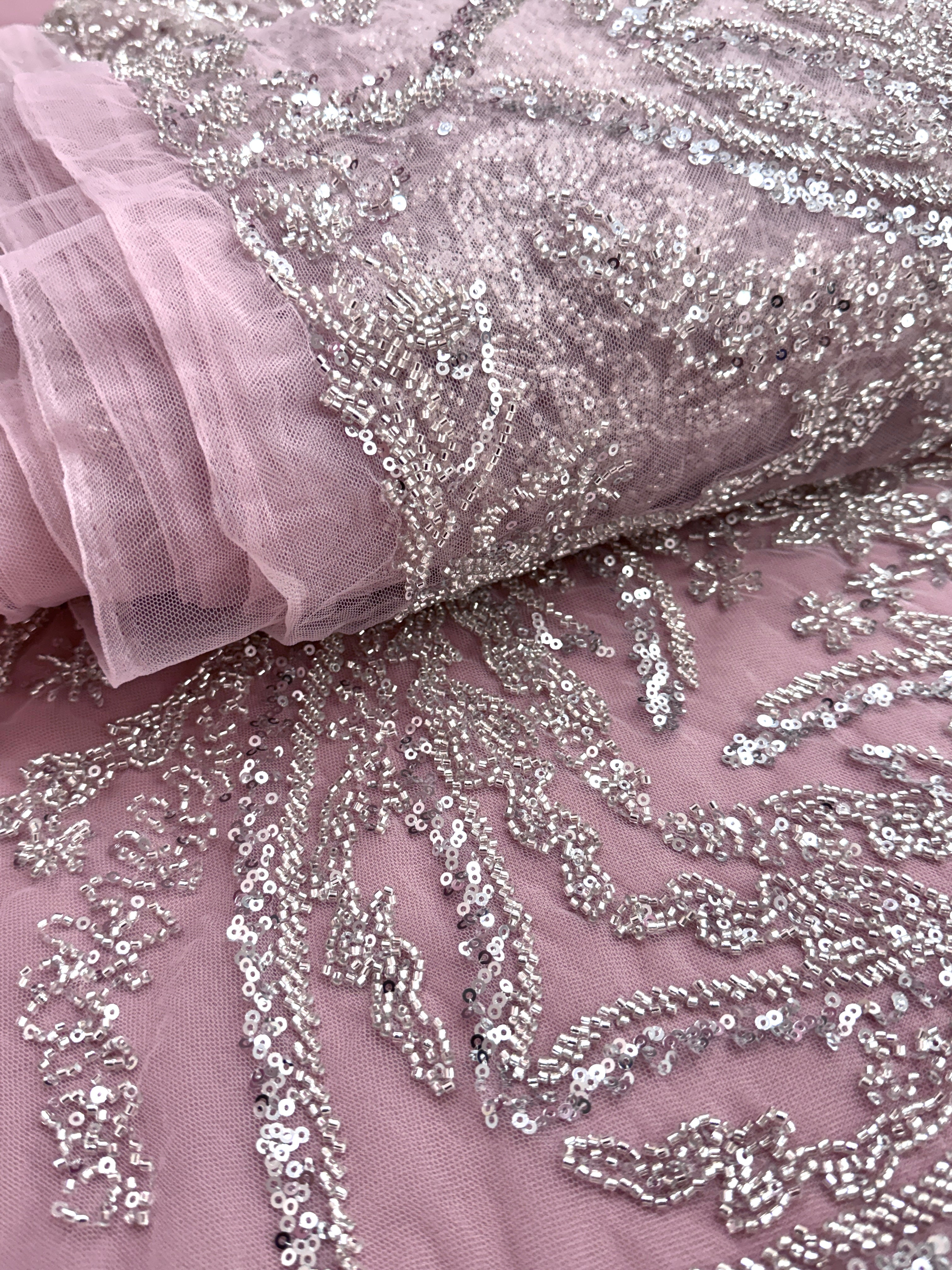 Dantela Couture Argintie pe Tulle Roz cu Model Floral, cu Margele si Paiete