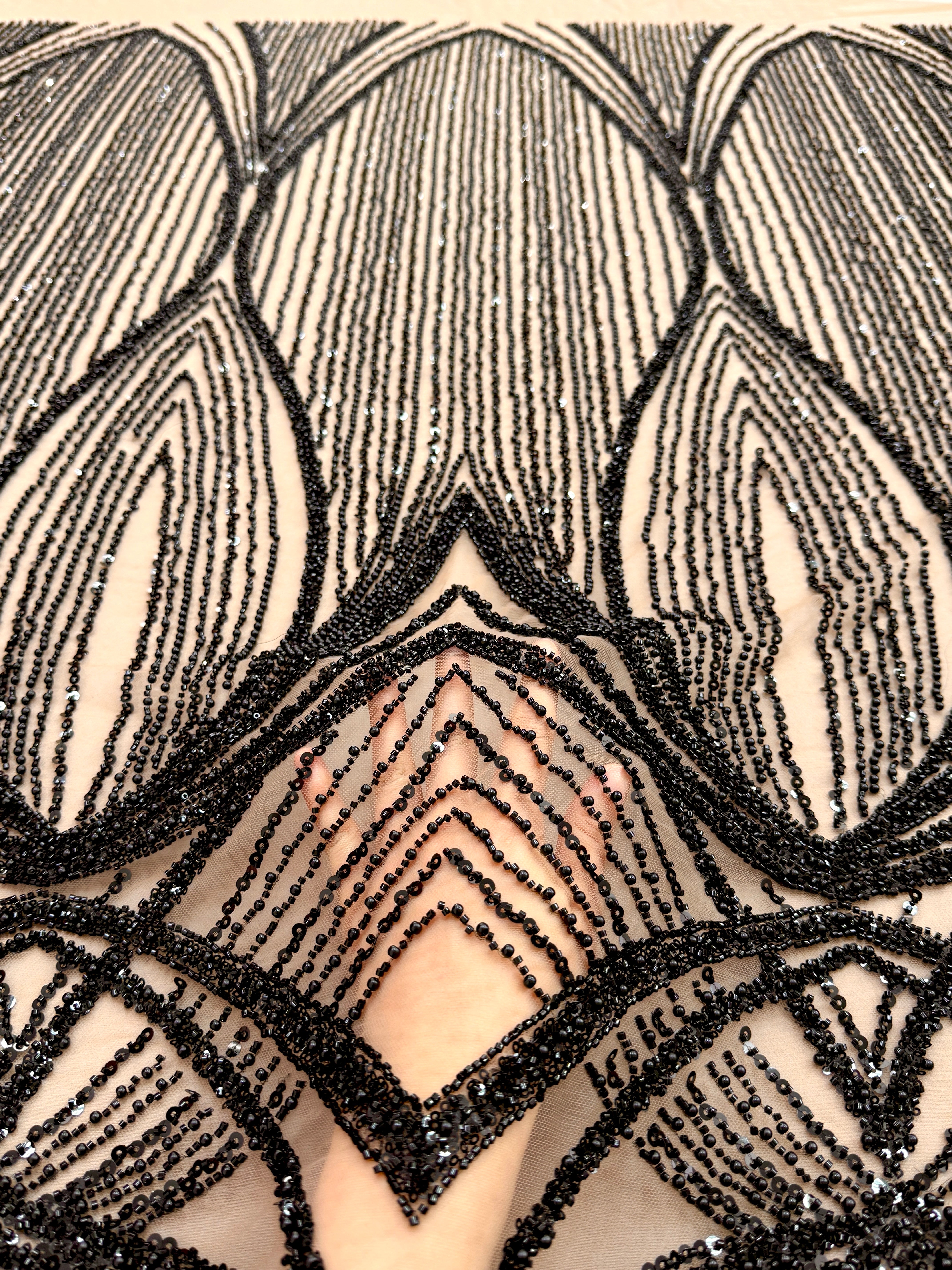 Dantela Couture Neagra pe Tulle Nude cu Model Geometric, cu Perle, Margele si Paiete
