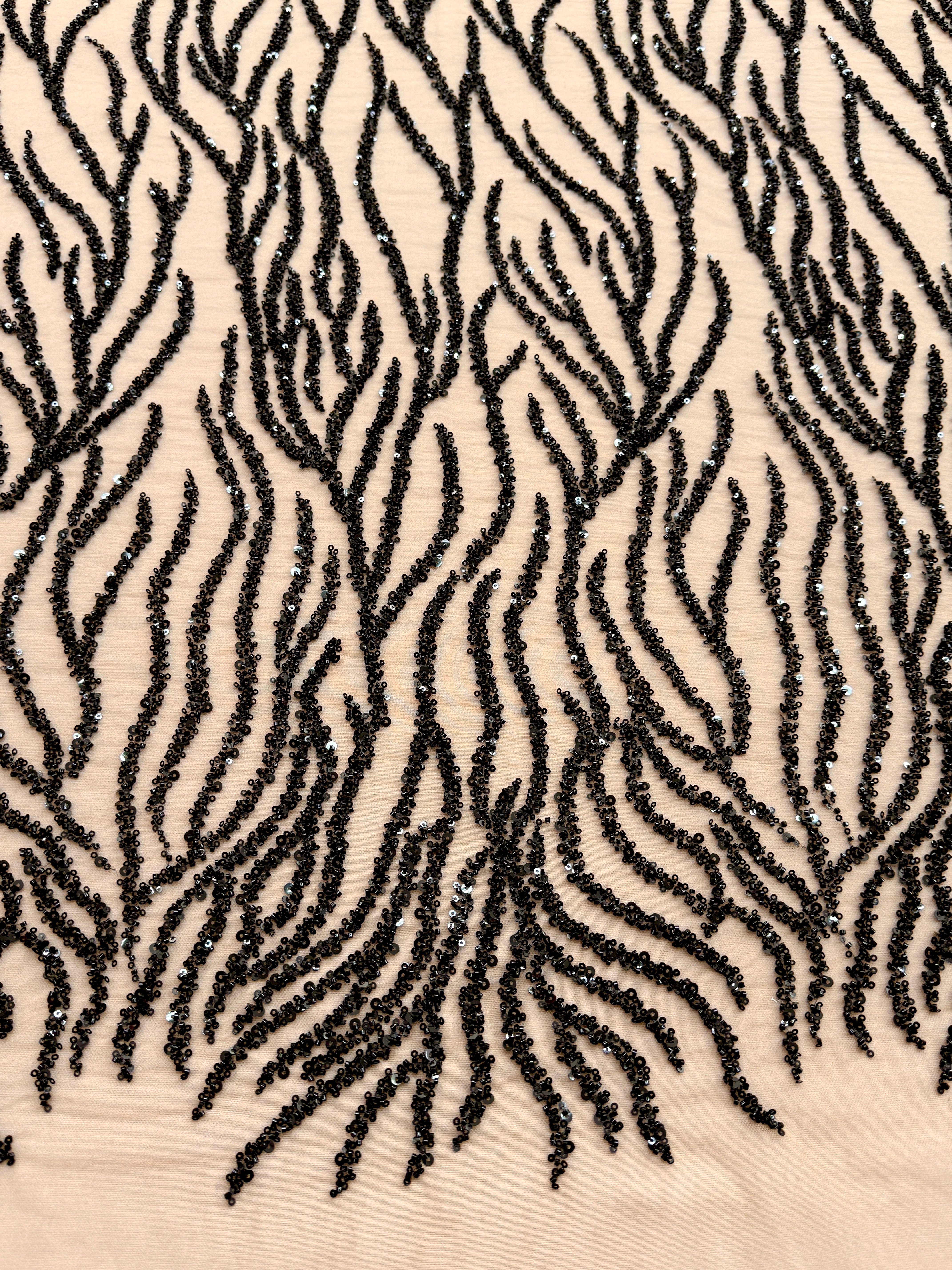 Dantela Couture Neagra pe Tulle Nude cu Siraguri, cu Margele si Paiete