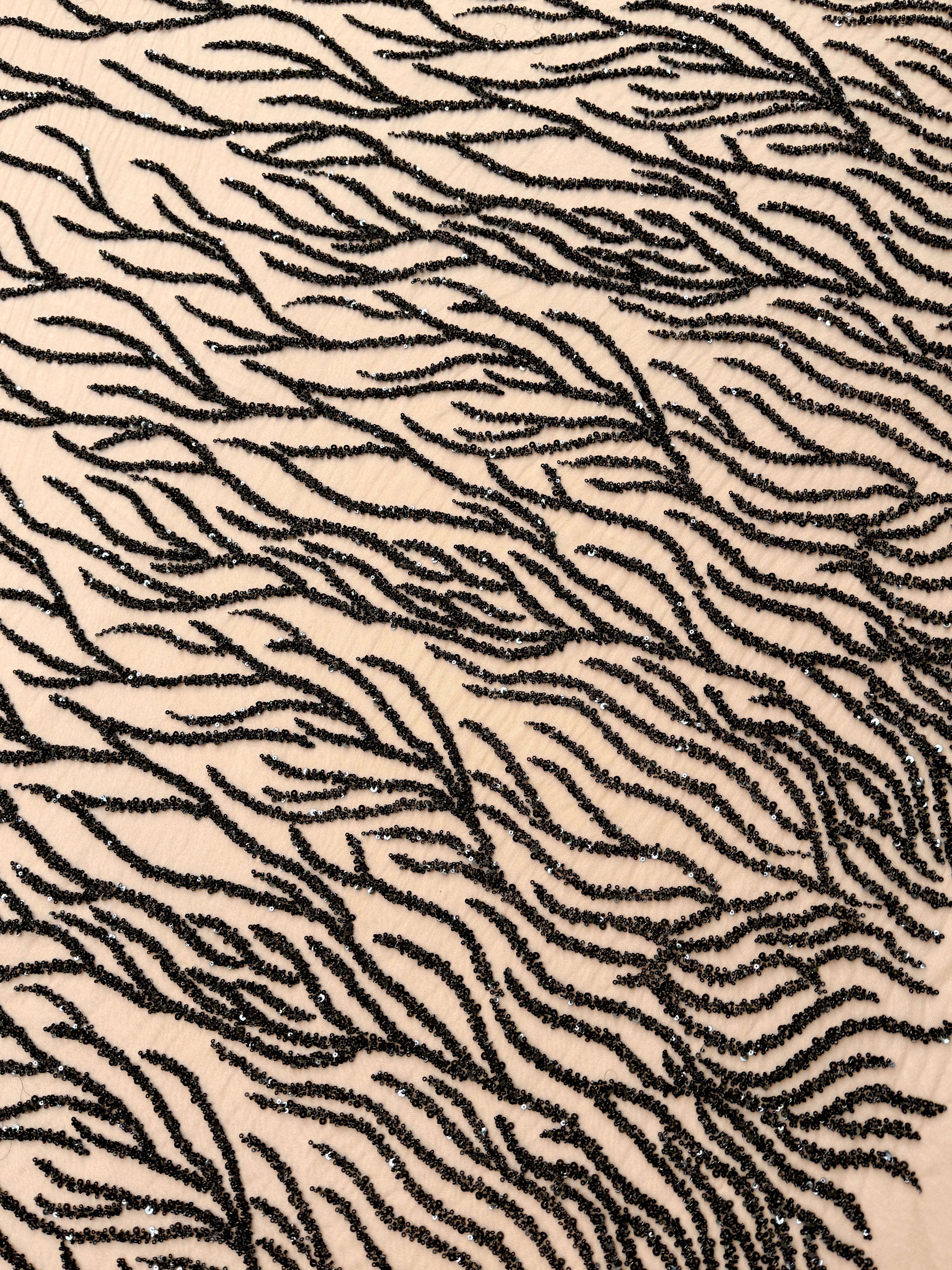 Dantela Couture Neagra pe Tulle Nude cu Siraguri, cu Margele si Paiete