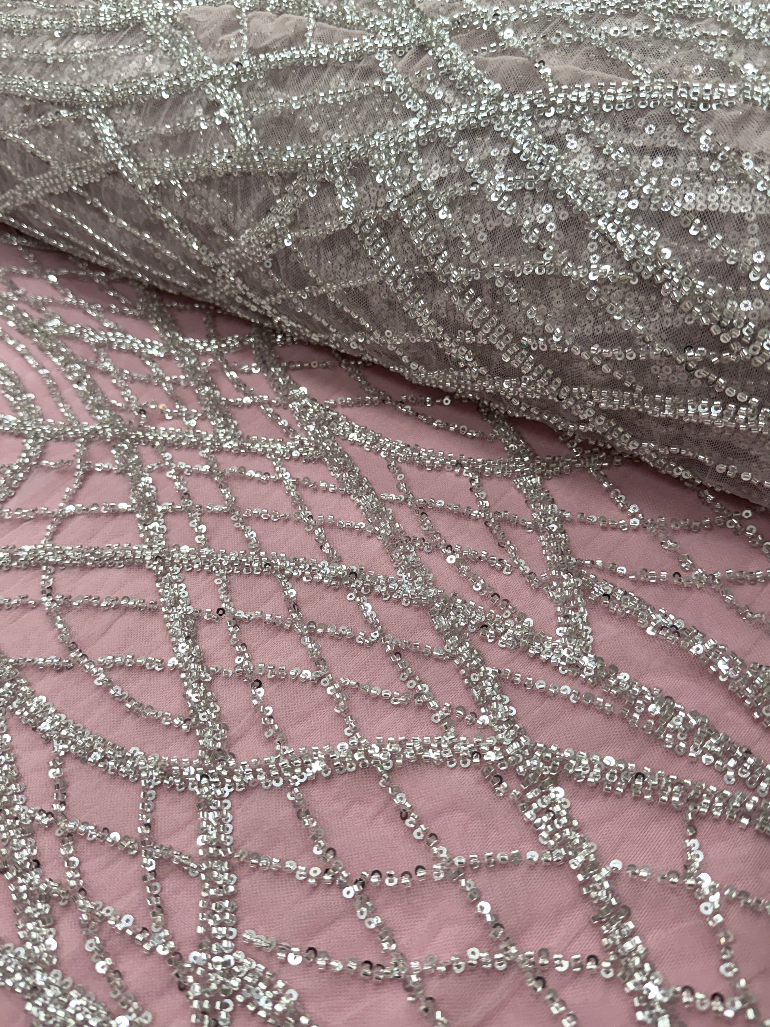 Dantela Couture Argintie pe Tulle Roz cu Model Liniar, cu Margele si Paiete