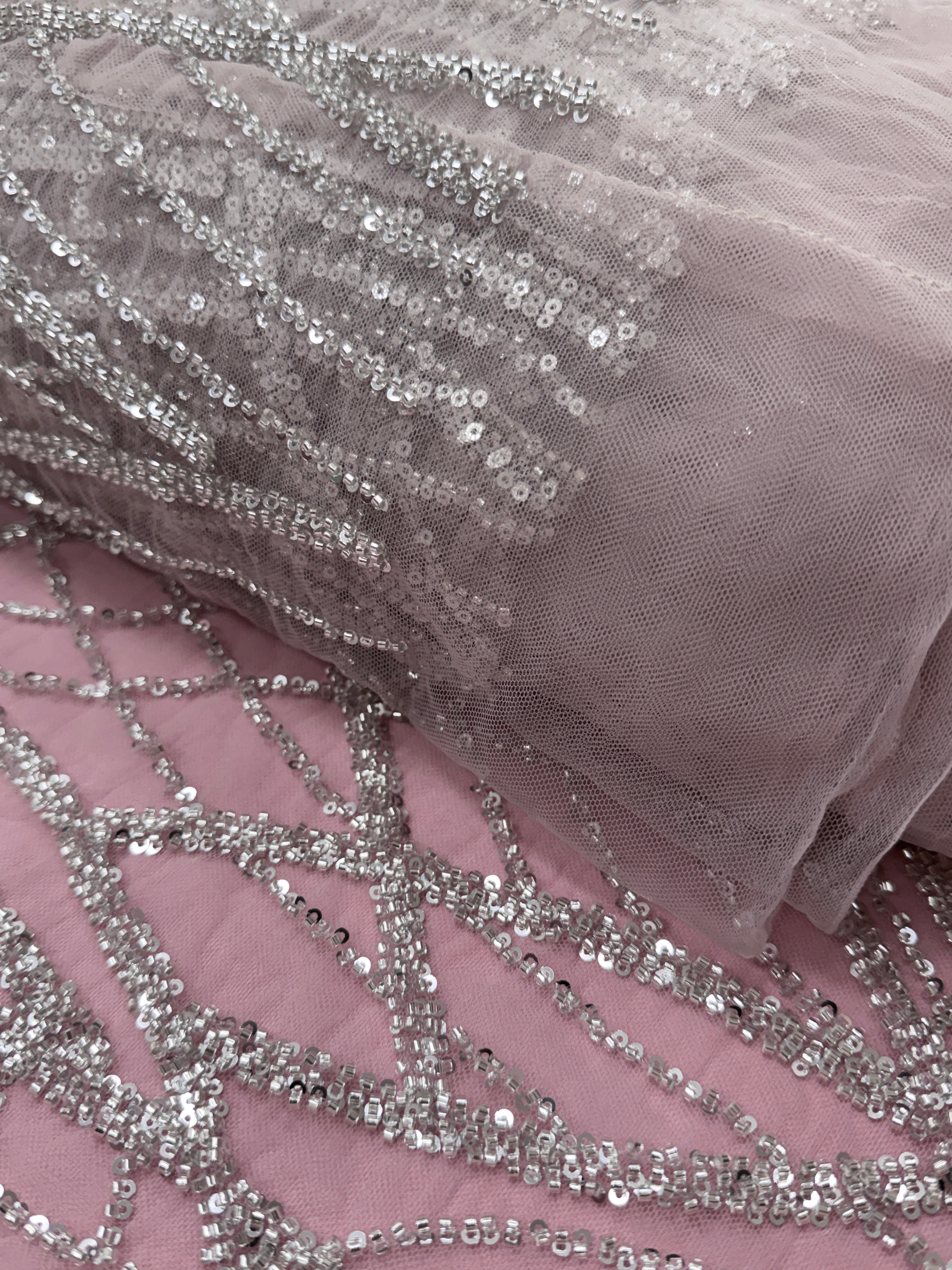 Dantela Couture Argintie pe Tulle Roz cu Model Liniar, cu Margele si Paiete