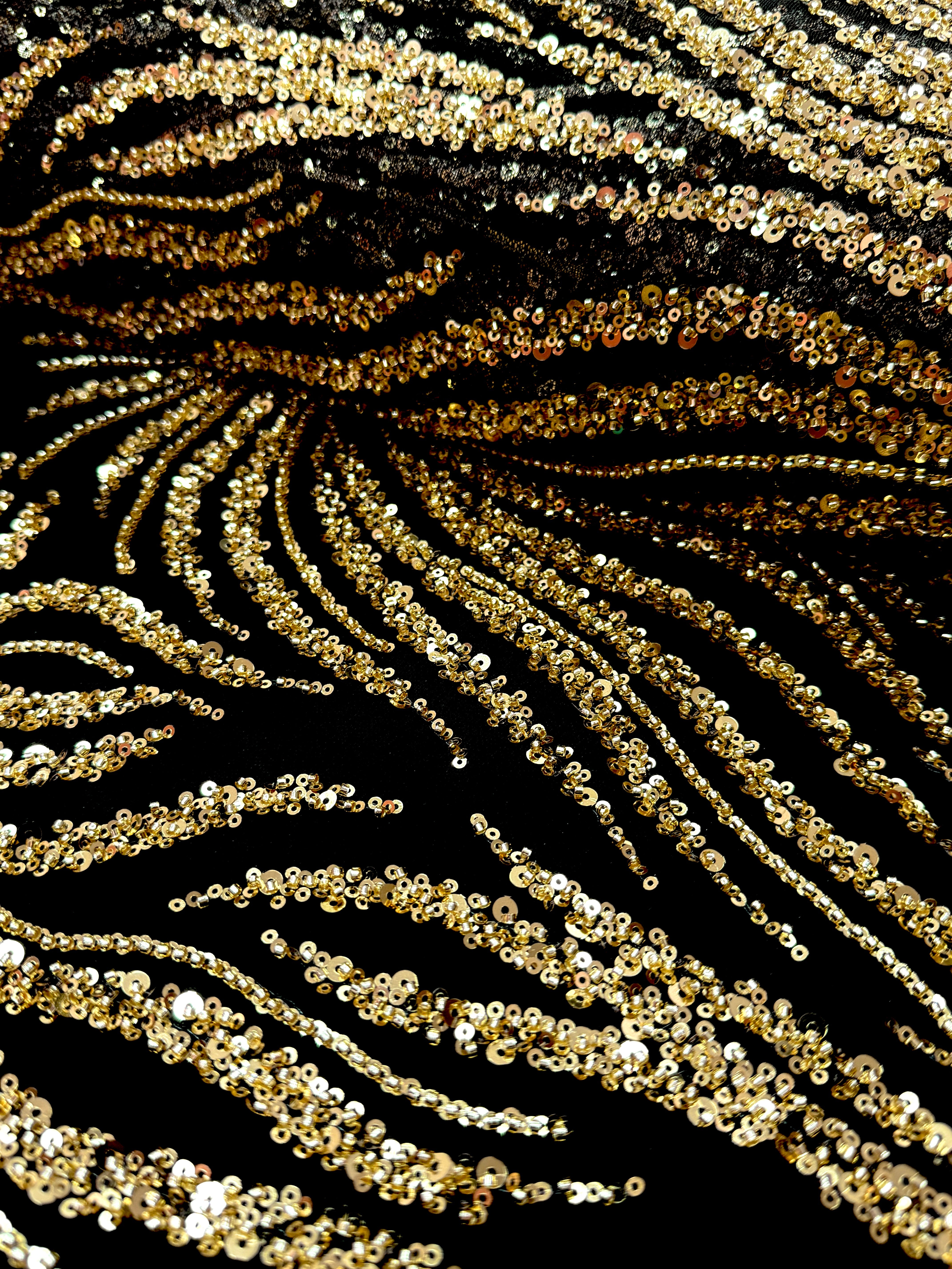 Dantela Couture Aurie pe Tulle Negru cu Siraguri, cu Margele si Paiete