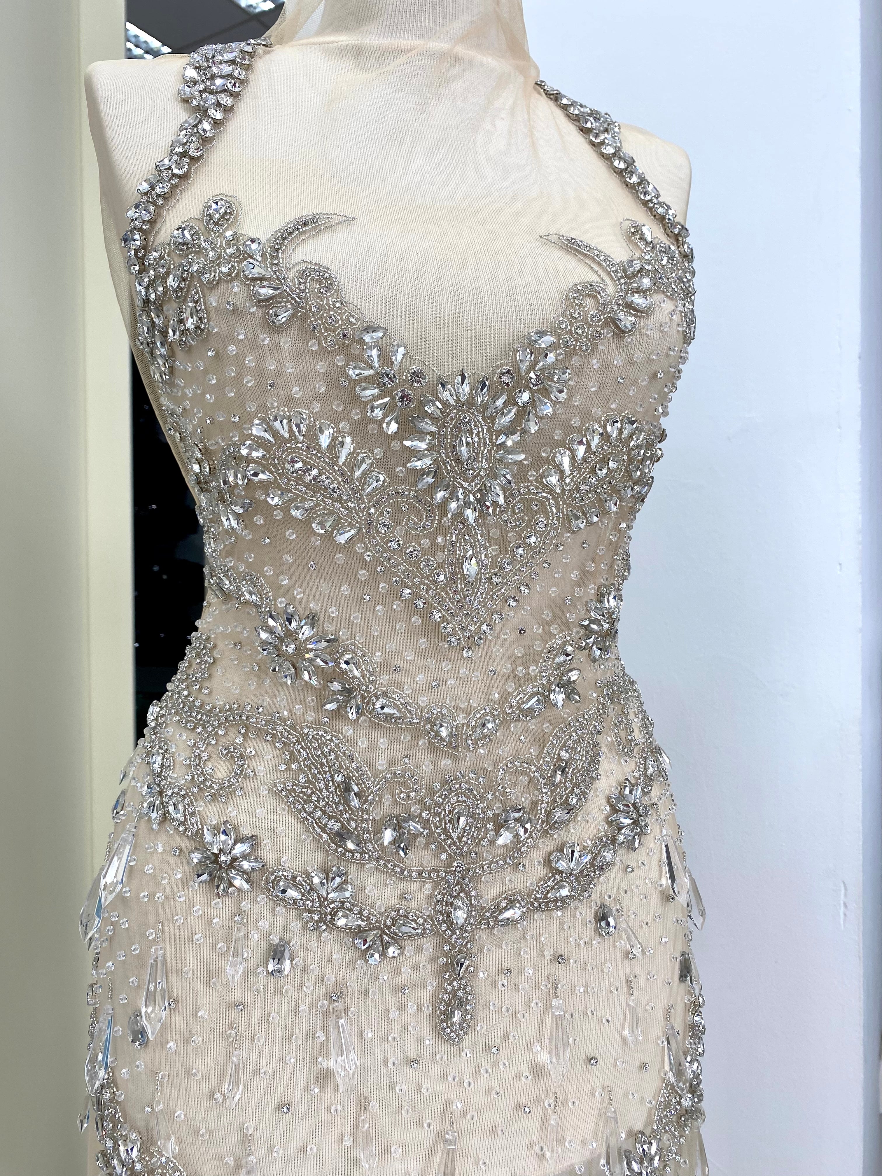 Haute Couture Ezüst Panelek Szett (Elülső és Hátsó) Nude Tüllön, Bojtokkal, Kristályokkal és Gyöngyökkel