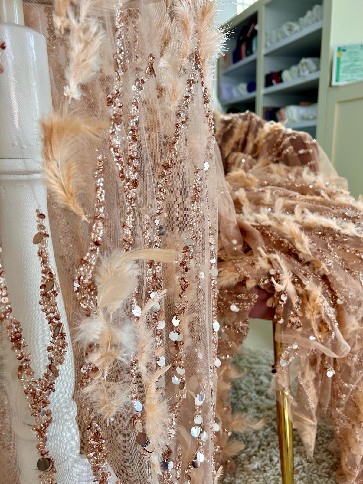 Dantela Auriu Rose Haute Couture, cu Siraguri, cu Pene, Margele si Paiete