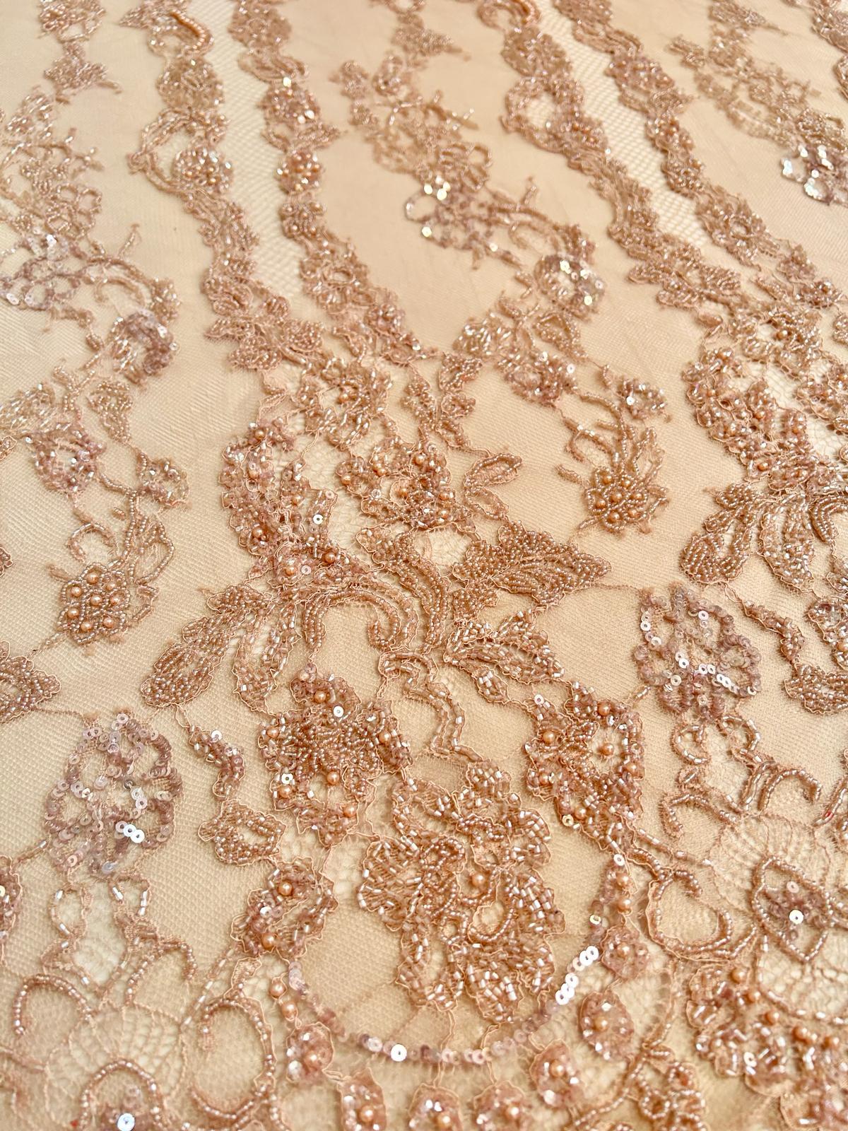Nude Haute Couture Chantilly típusú csipke