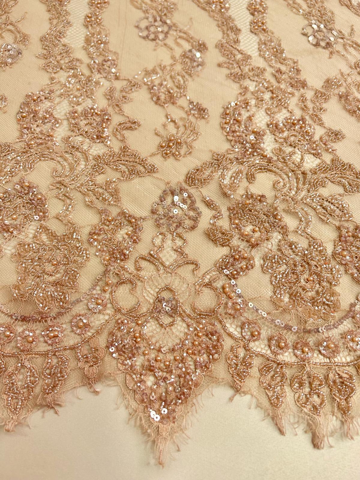 Nude Haute Couture Chantilly típusú csipke