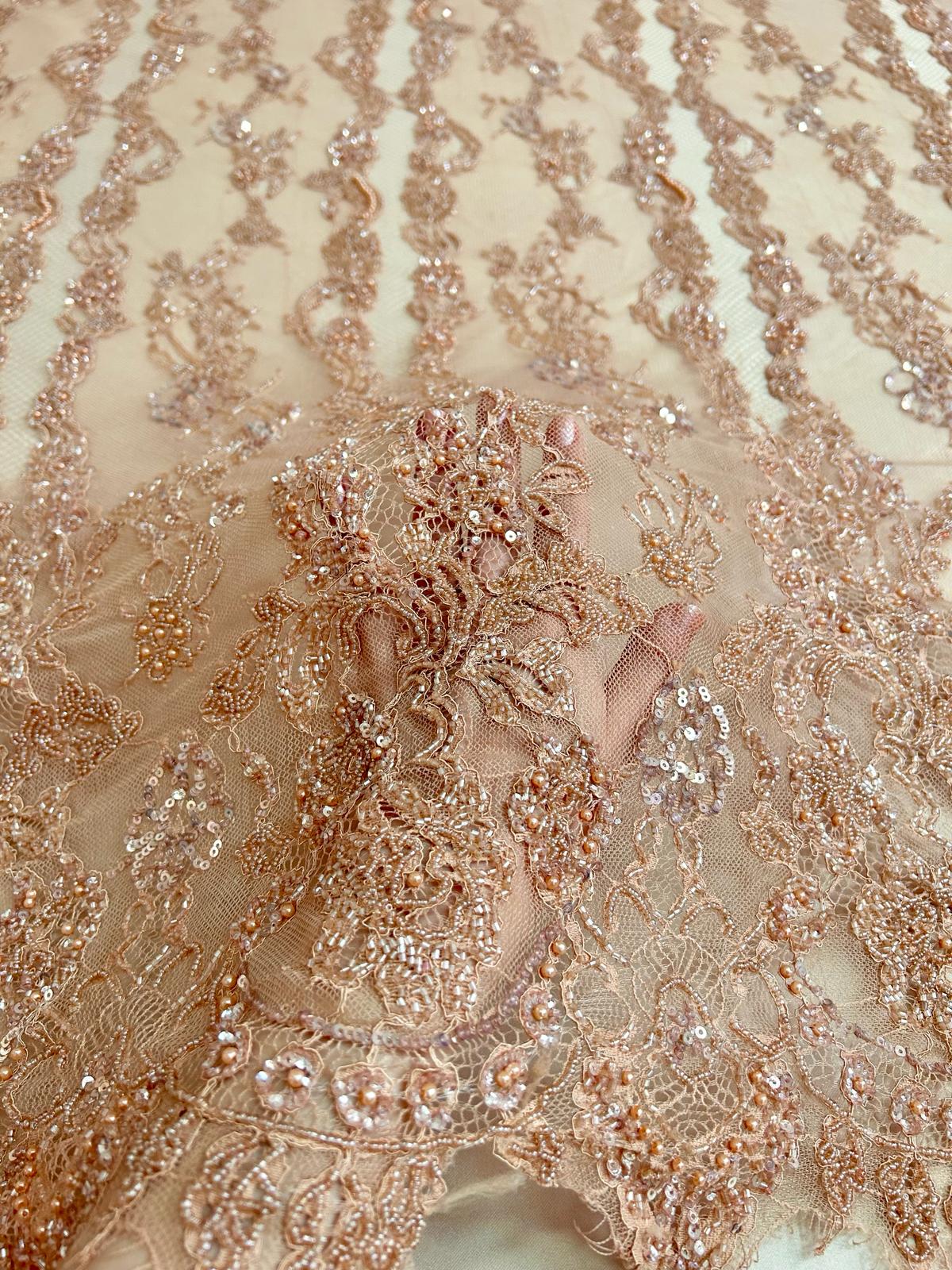 Nude Haute Couture Chantilly típusú csipke